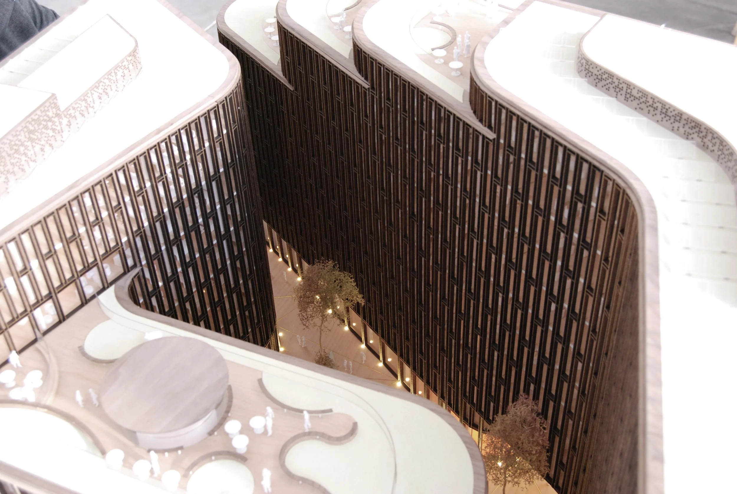 Progetto architettonico di un edificio moderno con facciata in vetro e dettagli di design, vista dall'alto.
