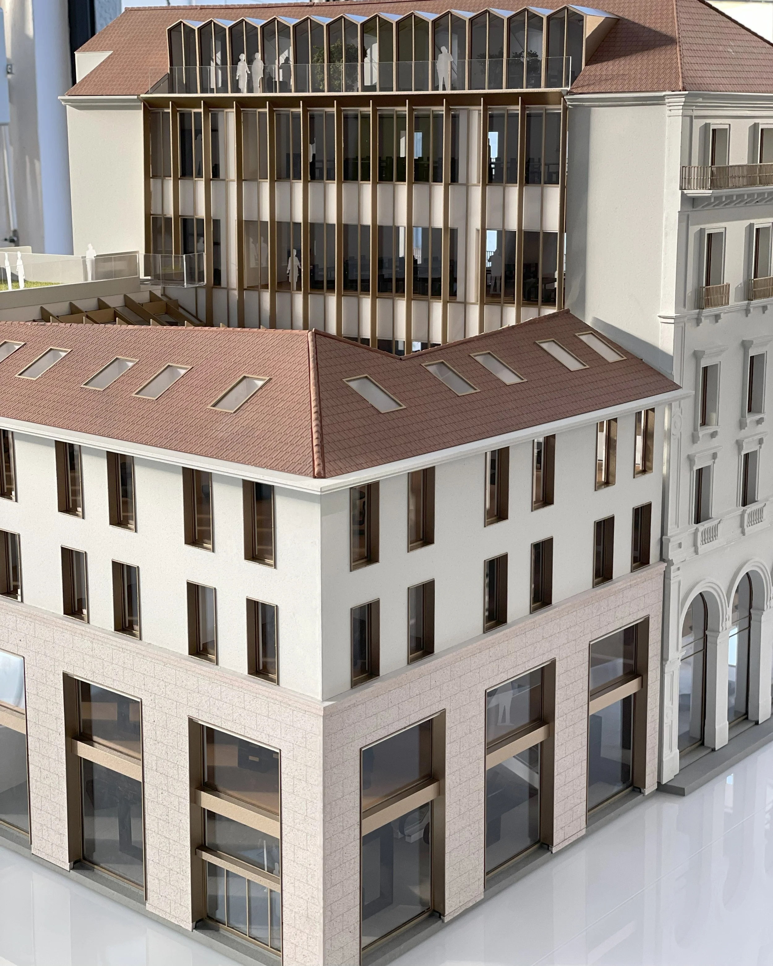 Modello di un edificio residenziale con facciata in pietra chiara, grandi finestre e balconi, con un design moderno e tradizionale mixato.