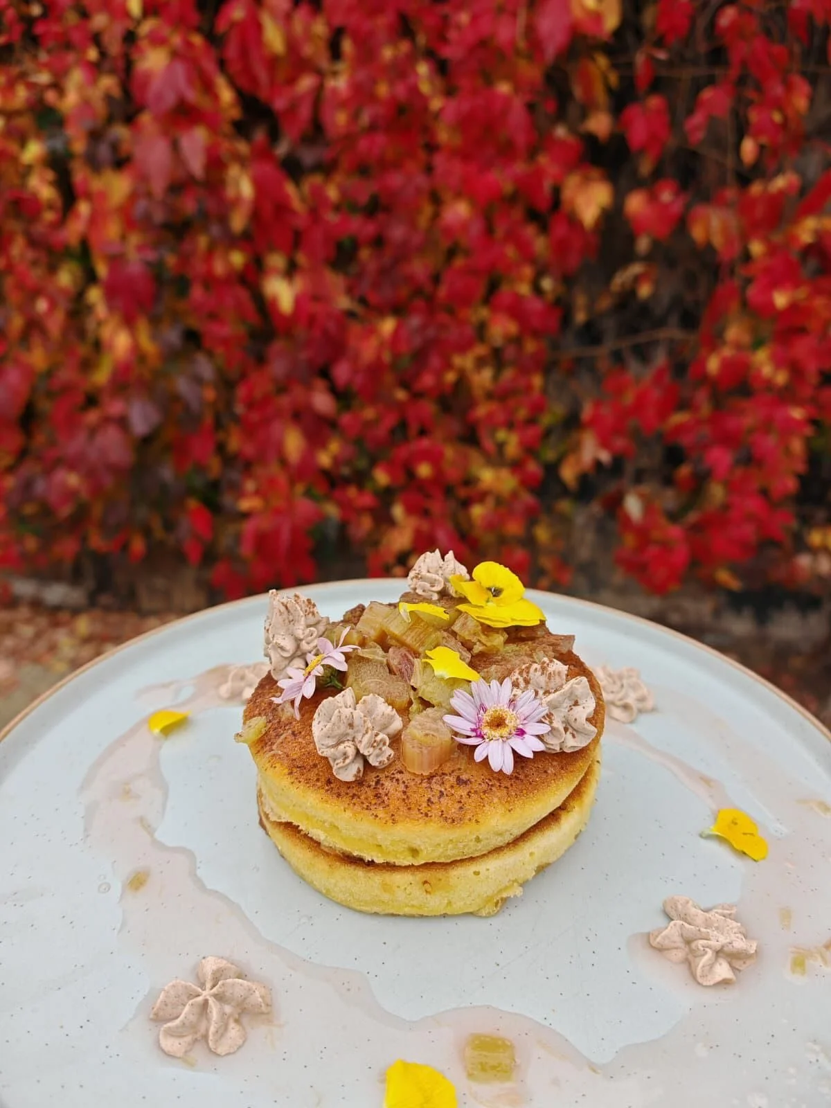 ⬅️ This or that ➡️ New pancakes edition!
Which get your vote?
⬅️ Rhubarb & cinnamon 🍂 
➡️ Eton mess 🍓