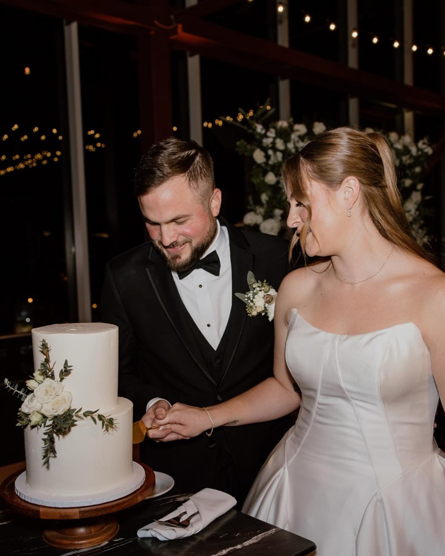 ✨ Cake cutting will never not make me smile.
Something about the frosting, the forks, the giggles&hellip; it&rsquo;s all about getting ready to party🥂

But now I need to know 👇🏽

💬 What&rsquo;s YOUR wedding dessert hot take?

Are you&hellip;

🎂 