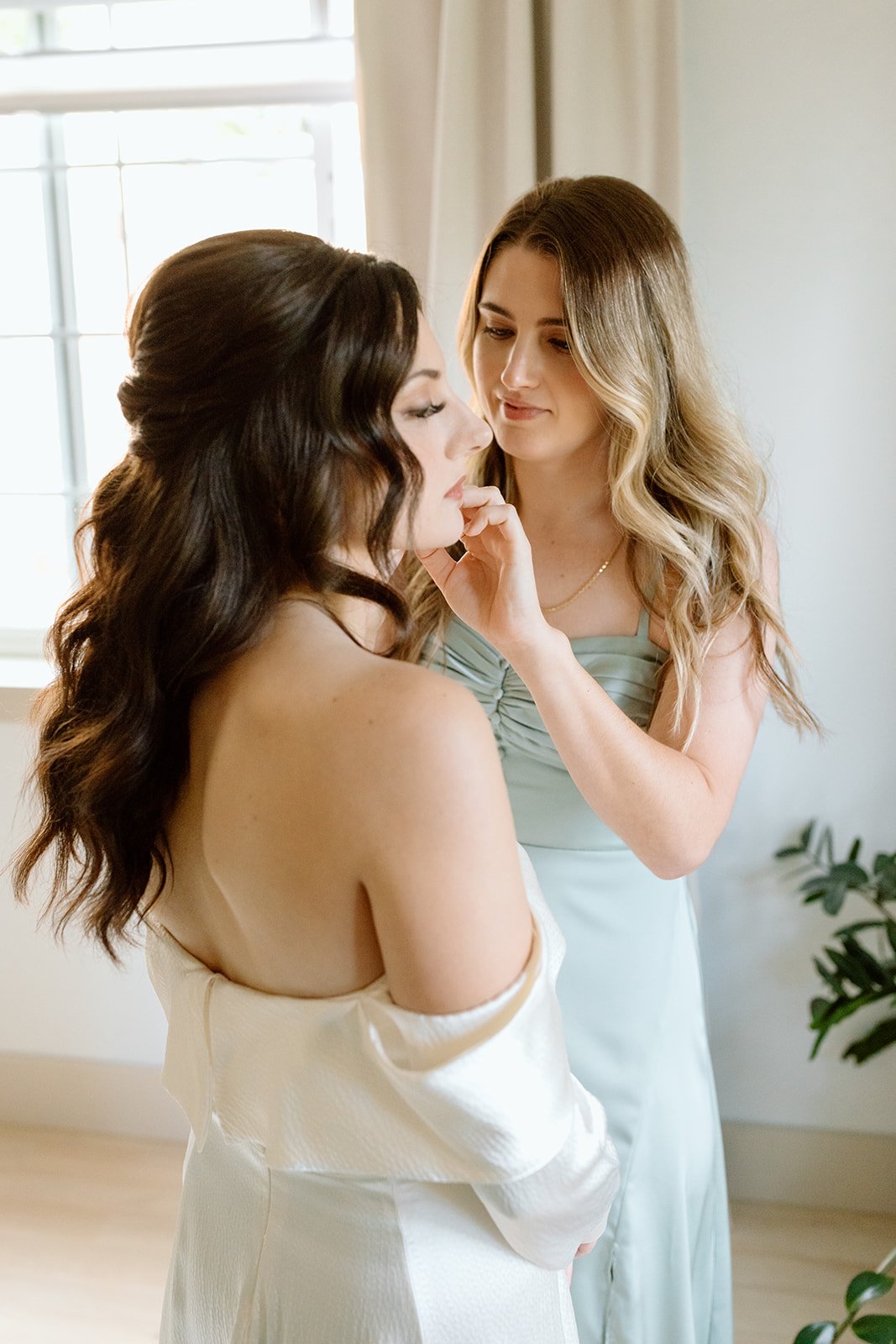 Bride getting ready photos with sister