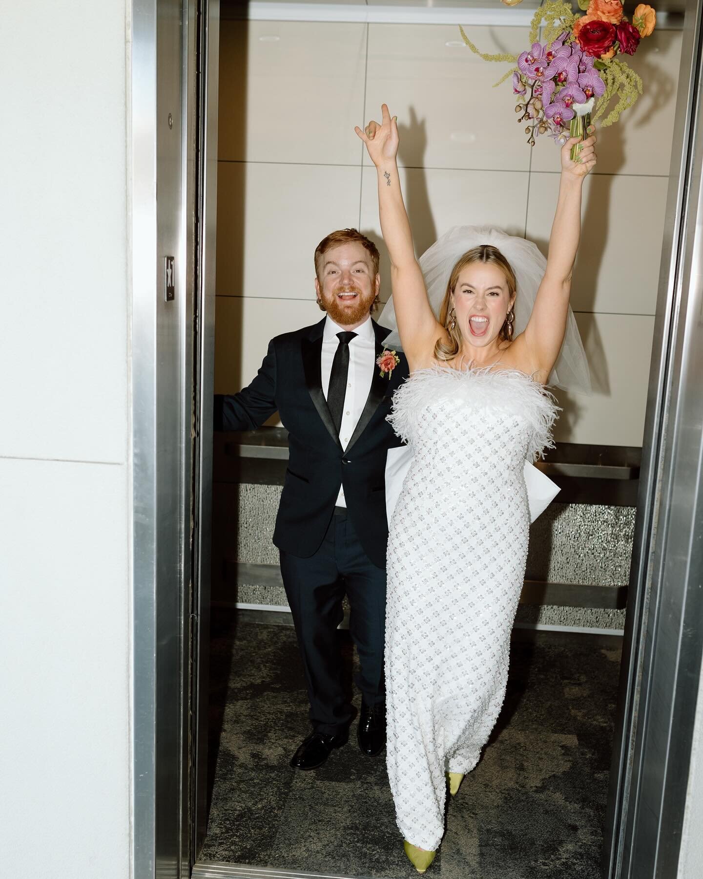 Such a fun and colorful wedding at @hotelvalleyho for Wesley and Keith&rsquo;s wedding! 🧡💚

Venue: @hotelvalleyho 
Photo: @valphotoco 
Floral: @harperfloralco 
Hair: @phillyhair 
Makeup: @sophglams 
Dress: @rebeccavallance 
Cake: @pjcakesaz 

#wedd