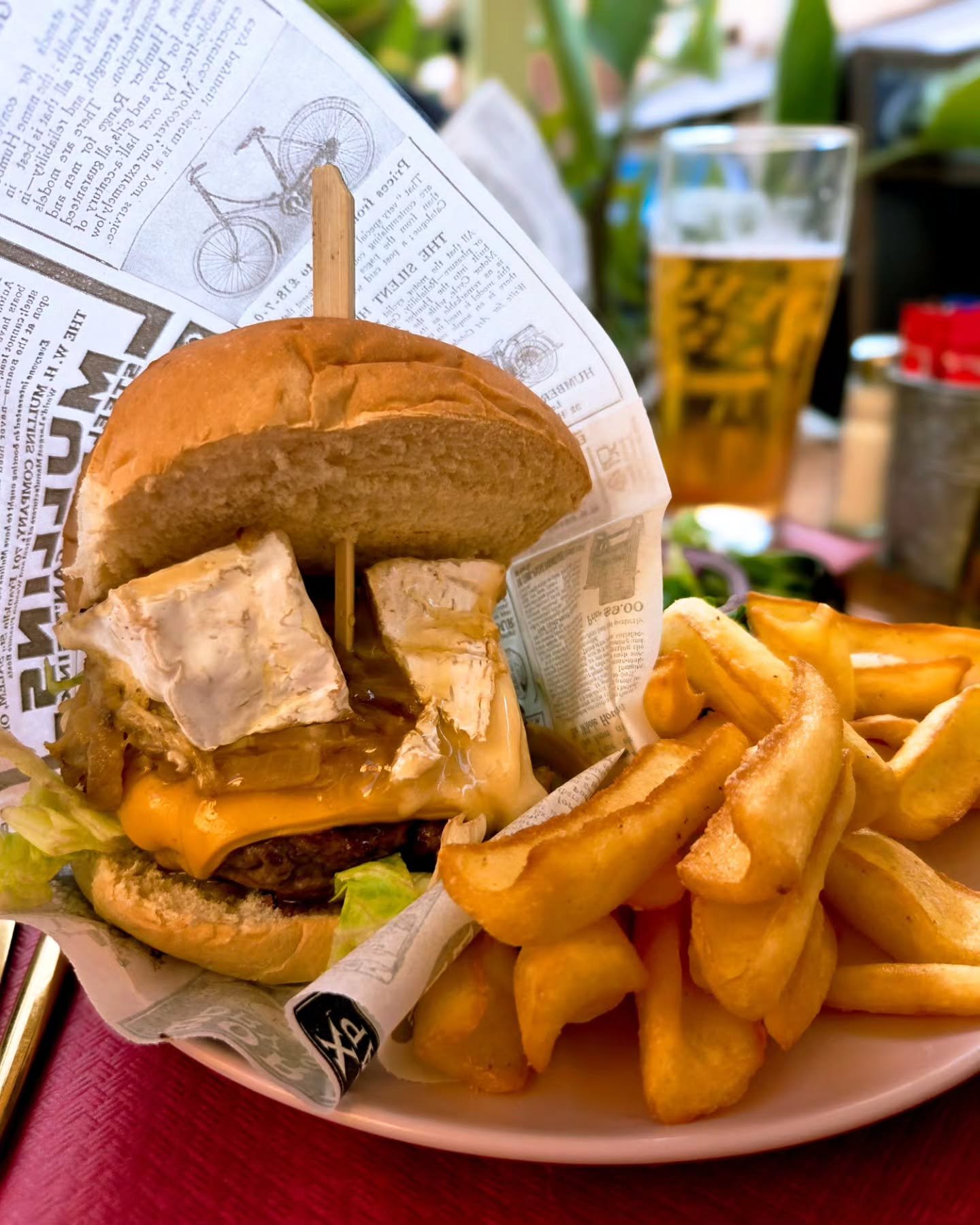 Nous avons test&eacute; @carrouselfactory, place Fornari, pr&egrave;s des Halles de Menton

J'ai go&ucirc;t&eacute; le burger Camembert : steak, camembert, cheddar, des oignons cuits, du miel &agrave; la truffe, salade, mayo ... hyper gourmand et cop