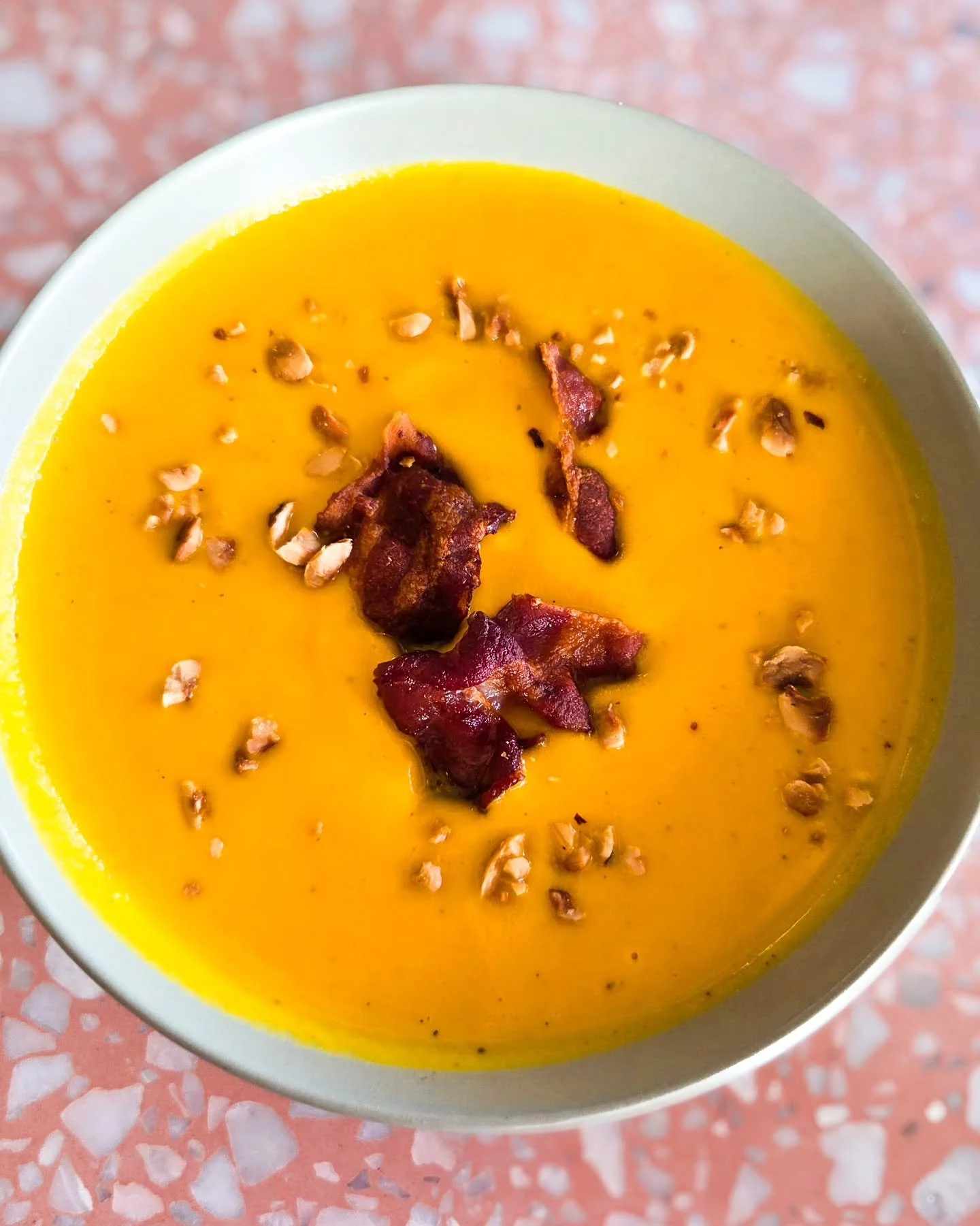 Le bonheur est chez Dog's and Coffee 🐶
Comment dire que le velouté de potimarron est un vrai banger ? 😍
Tout était très bon, comme d'habitude, et je dois dire que j'ai eu les yeux un peu plus gros que le ventre 🤭
A bient&oc