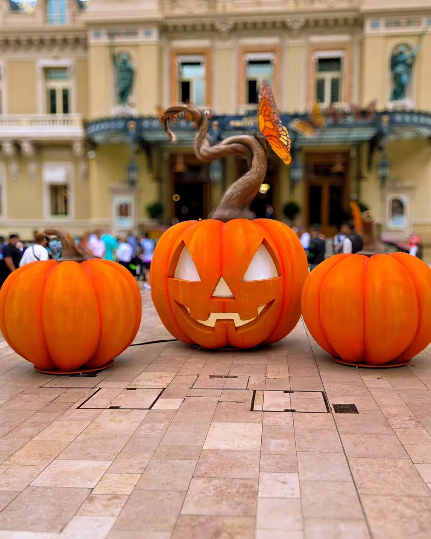 A force de voir ces citrouilles un peu partout sur mon feed, moi aussi j'ai eu envie de découvrir les décorations d'Halloween sur la place du Casino 🎃
A quelques heures de notre départ pour Londres, j'ai donc déjà