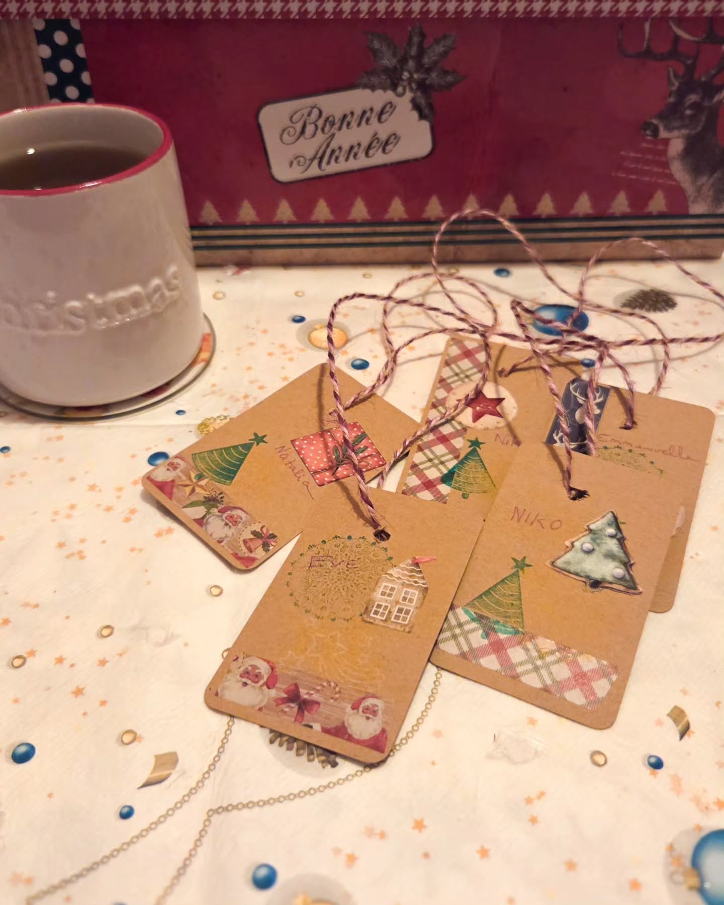 Pour la septi&egrave;me case de son calendrier de l&rsquo;avent, @madewithlovebynatalia nous propose de r&eacute;aliser des &eacute;tiquettes en kraft

De la ficelle, des &eacute;tiquettes en carton, du masking tape et quelques tampons festifs, c'est