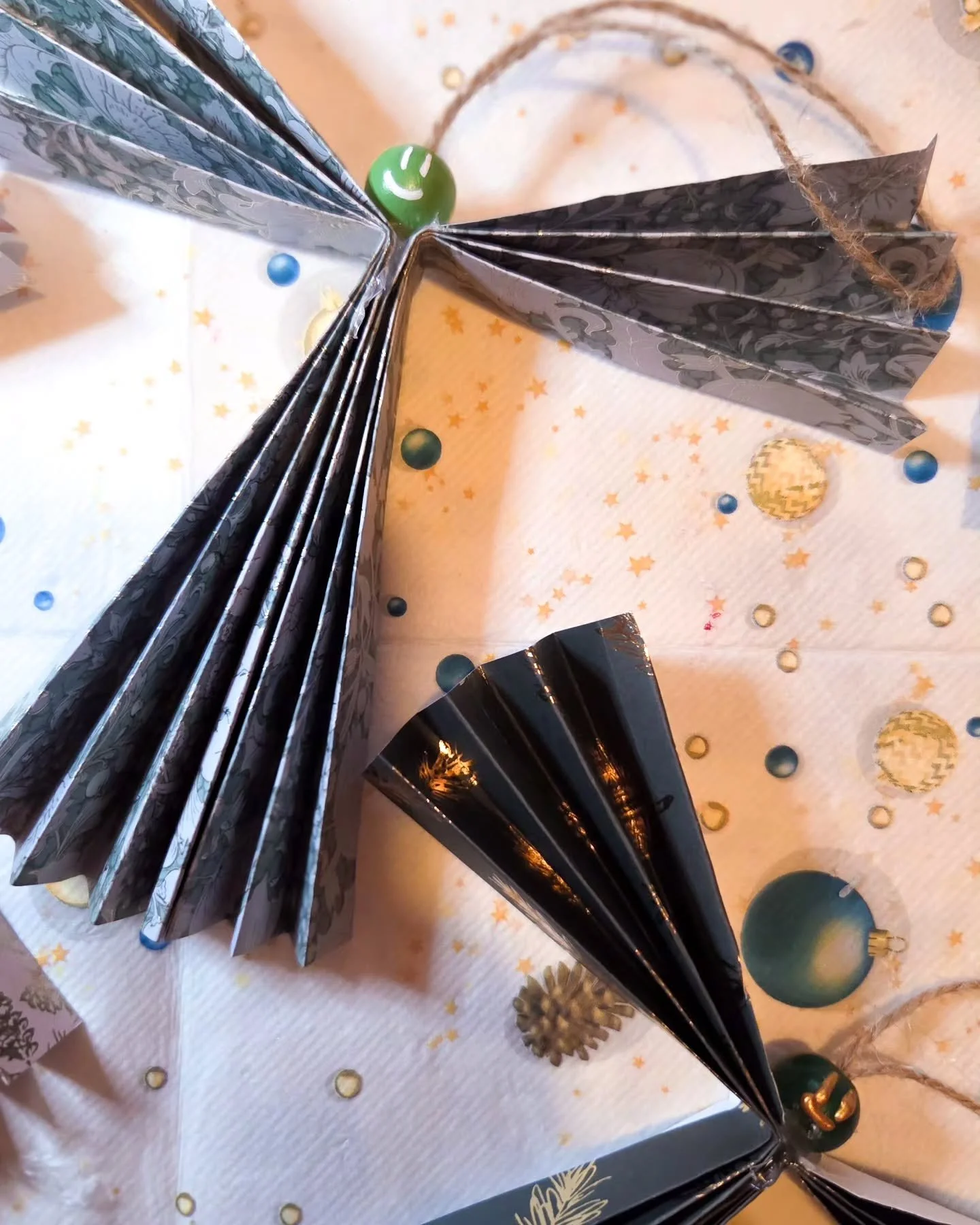 Pour la huiti&egrave;me case de son calendrier de l&rsquo;avent, @madewithlovebynatalia nous propose de r&eacute;aliser des anges de No&euml;l &agrave; partir de jolis papiers

C'&eacute;tait l'occasion de donner vie &agrave; ces superbes feuilles de