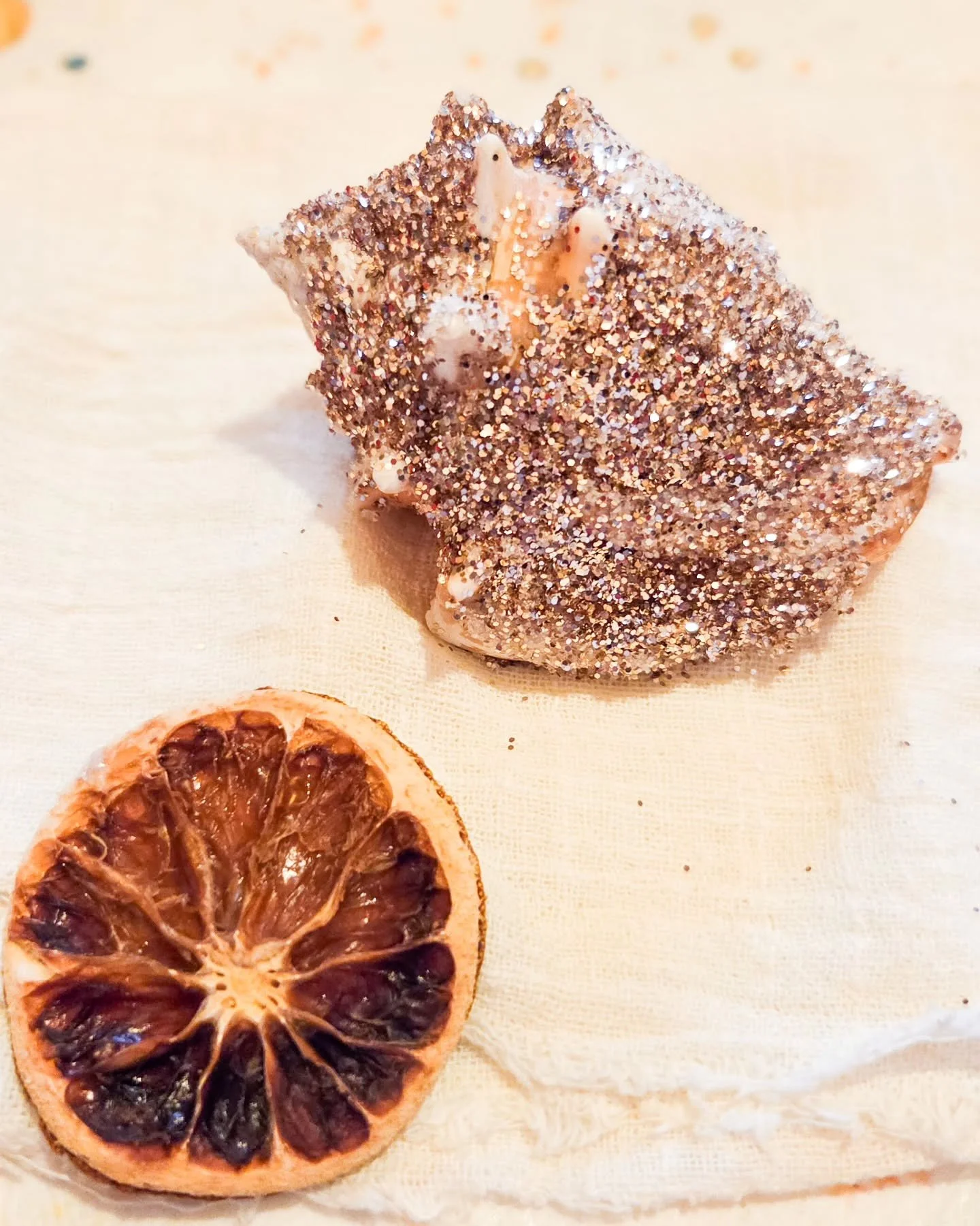 Pour la neuvi&egrave;me case de son calendrier de l&rsquo;avent, @madewithlovebynatalia nous propose de r&eacute;aliser une d&eacute;coration avec des coquillages !

Je n'avais pas trop d'id&eacute;es, alors j'ai simplement sorti la colle, la fausse 