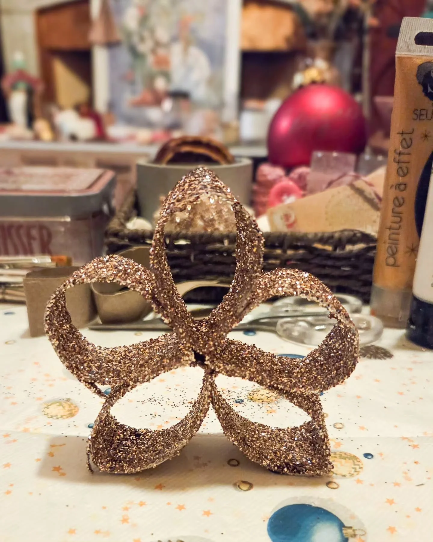 Pour la onzi&egrave;me case de son calendrier de l&rsquo;avent, @madewithlovebynatalia nous propose de r&eacute;aliser des d&eacute;corations &agrave; partir de rouleaux en carton

J'ai choisi de r&eacute;aliser une &eacute;toile tr&egrave;s simple. 