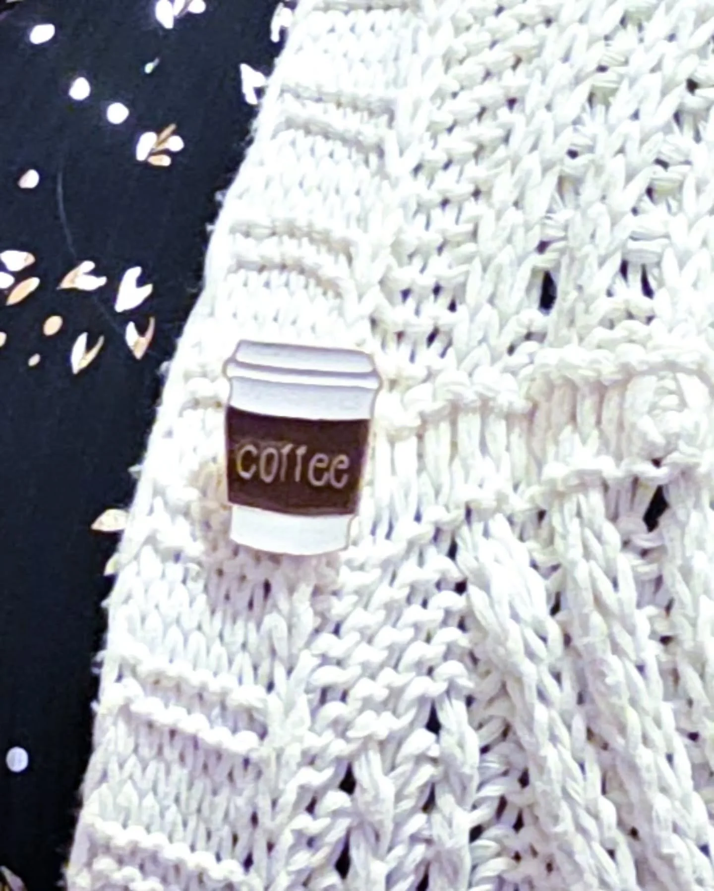 Apr&egrave;s un d&eacute;but de semaine mitig&eacute;, j'avais envie de faire un effort vestimentaire 😂

J'ai donc sorti ma jolie robe noire, ma paire de bottine et mon trench pour une tenue &eacute;l&eacute;gante ♡

&bull; robe @armandthiery 
&bull