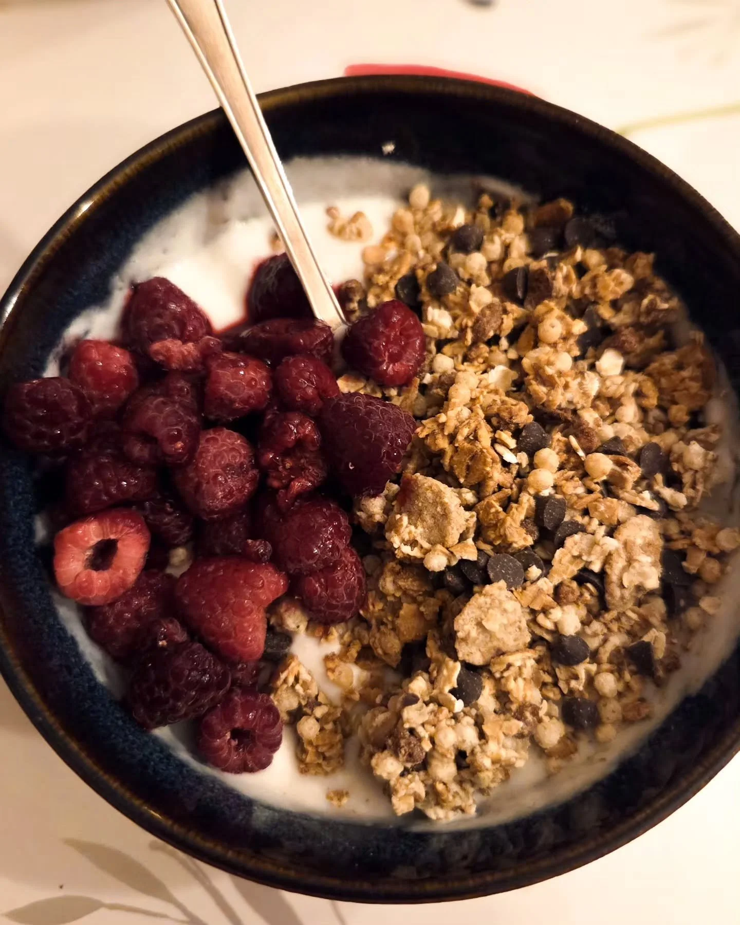 Je t'en ai d&eacute;j&agrave; un peu parl&eacute; en d&eacute;but d'ann&eacute;e, j'ai d&eacute;cid&eacute; de me faire accompagner par @_maisonsoulkitchen pour un r&eacute;&eacute;quilibrage alimentaire tout en douceur 🩷

Avec Romane, pas de jugeme