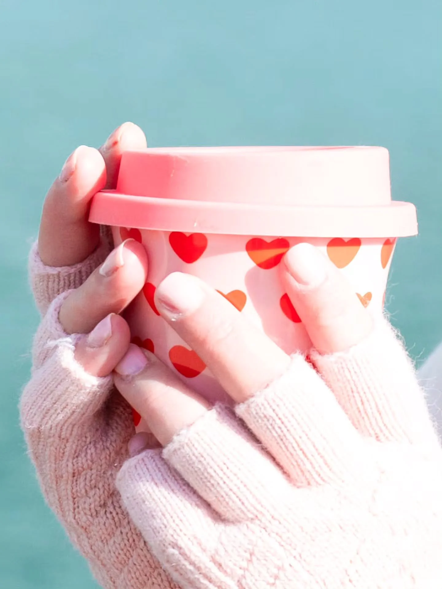 J'adore f&eacute;vrier : c'est le mois des cr&ecirc;pes 🥞 de notre anniversaire de rencontre 🎂 et de la Saint-Valentin 🩷

Et pour c&eacute;l&eacute;brer l'amour, j'aime m'entourer d'objets roses et rouges ♡ 

Mitaines : @boutique_mea_menton
Tasse 