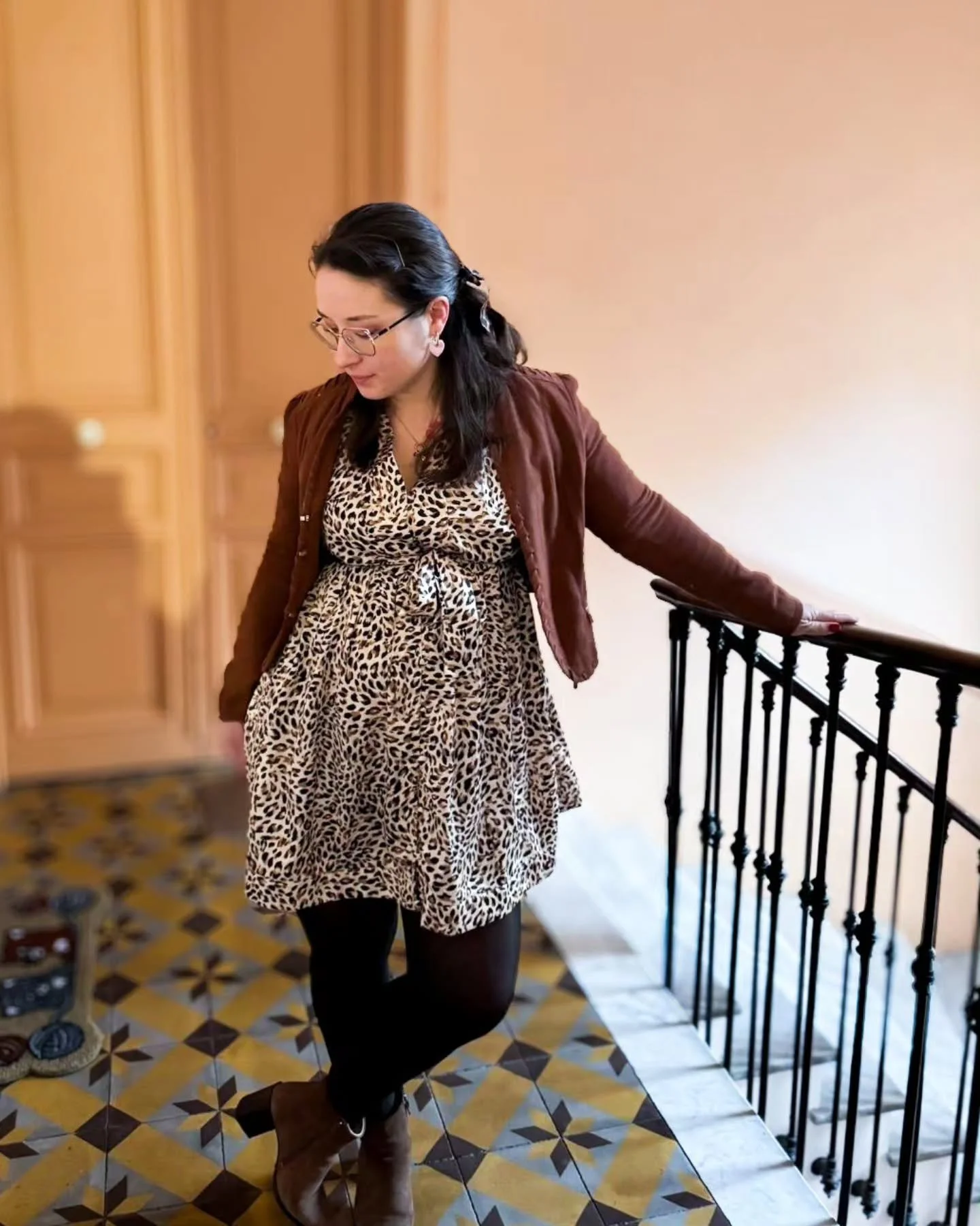 Ce soir, c'est d&icirc;ner entre filles. 

Du coup, j'ai sorti ma plus jolie robe et me suis appr&ecirc;t&eacute;e pour l'occasion 🤭

J'adore cette tenue, ses motifs l&eacute;opard et ses d&eacute;clinaisons de beiges et marrons 🤎🐆

Merci mon c&oe