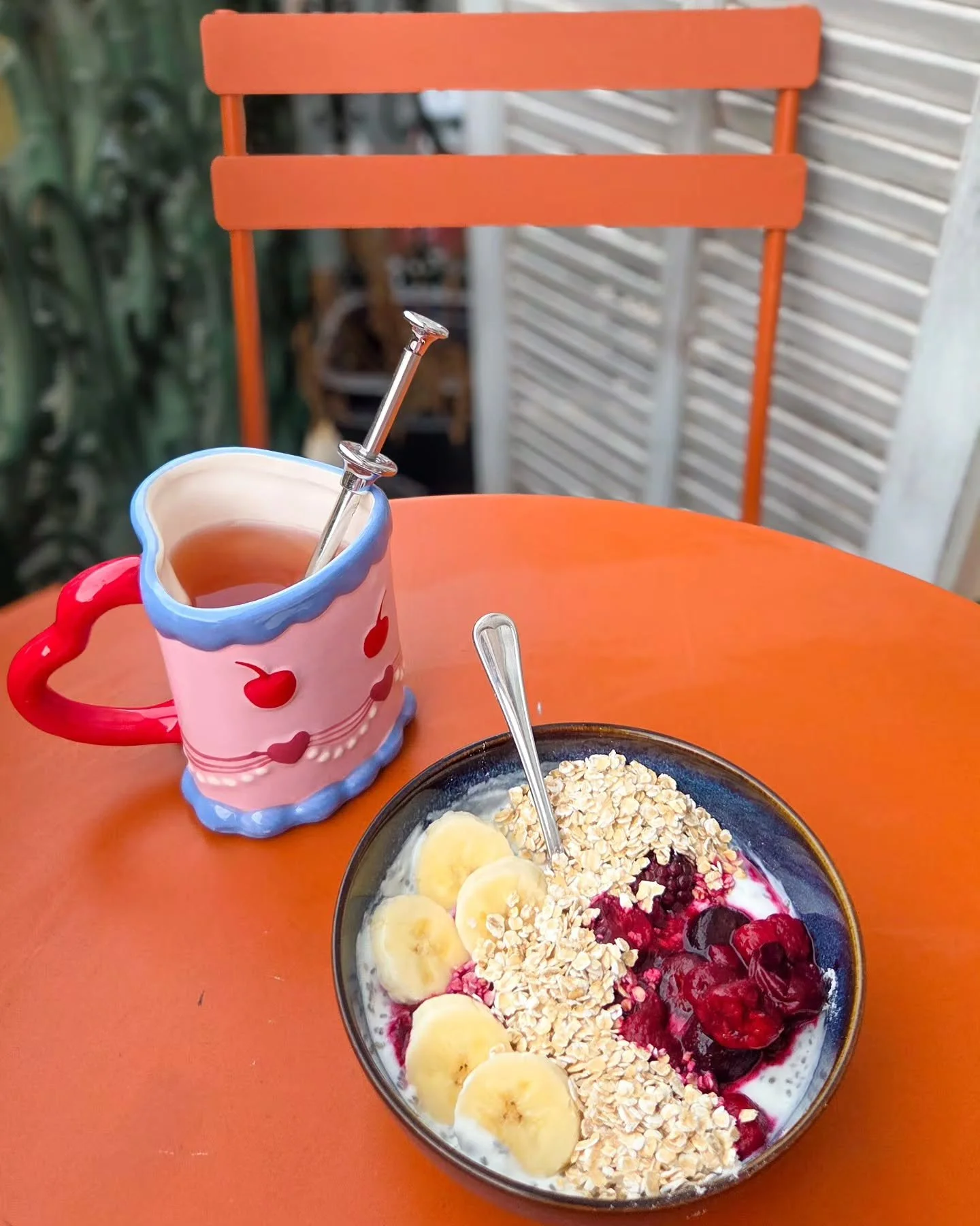 J'ai profit&eacute; d'une accalmie 🌧 pour nettoyer le balcon, et y installer ma petite table de jardin 

C'est vraiment agr&eacute;able de pouvoir s'installer dehors pour boire un caf&eacute;, lire un livre, ou prendre l'ap&eacute;ro 🤭🍹

D'ailleur