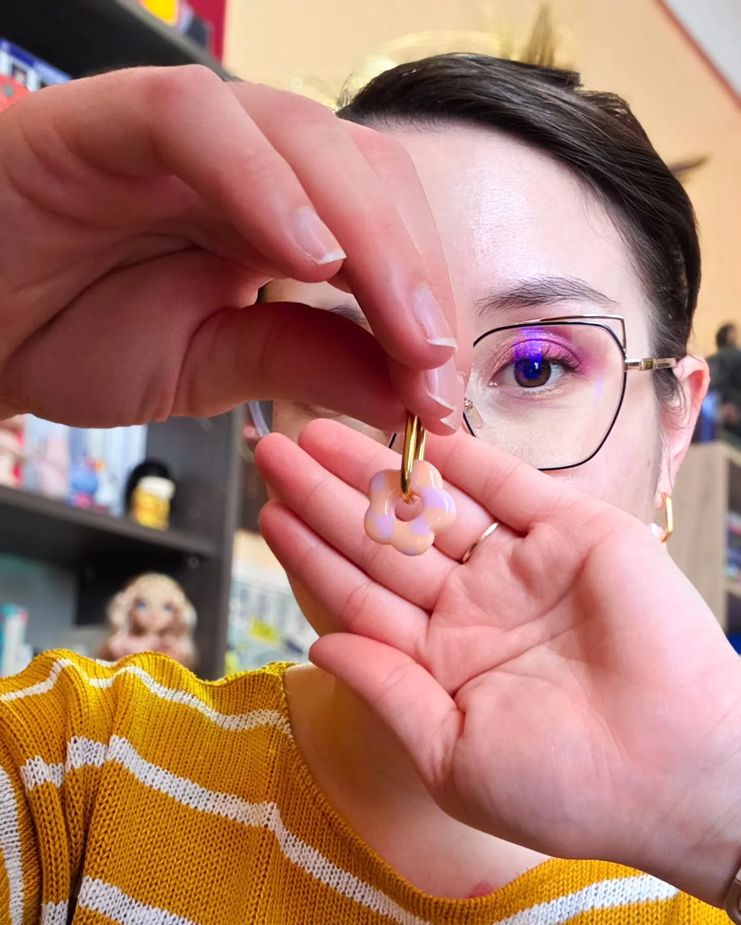 Ce weekend, j'ai craqu&eacute; pour ces pampilles fa&ccedil;on damier, cr&eacute;&eacute;es par @elocreat.bijoux 🩷 

Elles sont super mignones et color&eacute;es, tout ce que j'aime 🧡

J'ai d&eacute;cid&eacute; de les associer &agrave; ce pull mout