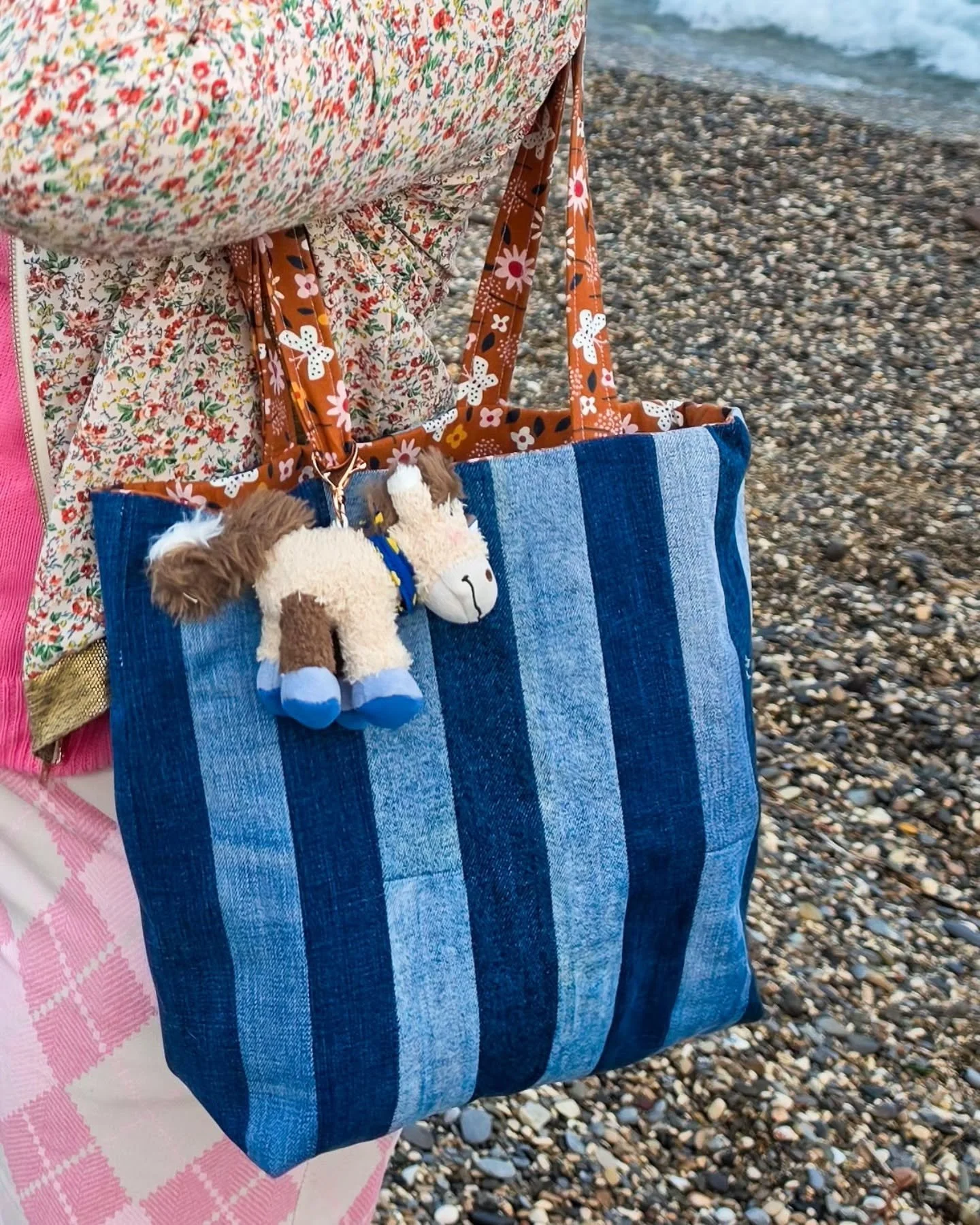 Quand j'ai vu les jolis sacs en jean que cr&eacute;e Fanny, je n'ai pas h&eacute;sit&eacute; un instant &agrave; lui en commander un 

L'avantage du fait-main, c'est que c'est beau, unique, authentique, et personnalisable !

Le format, les poches, la