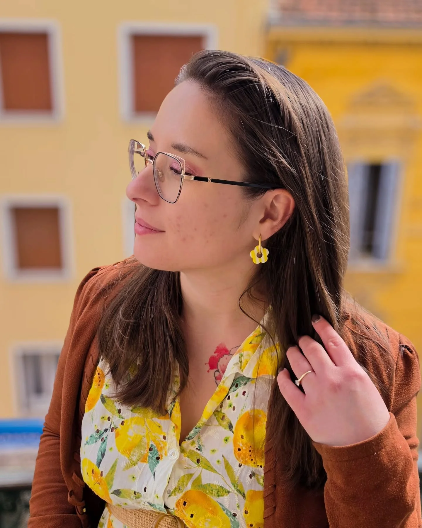 En ce moment, je porte beaucoup les pampilles c&oelig;ur de @elocreat.bijoux

J'ai profit&eacute; de porter ma jolie robe citrons 🍋 achet&eacute;e chez @boutique_mea_menton l'an dernier, pour changer un peu et porter les florines &agrave; rayures ja