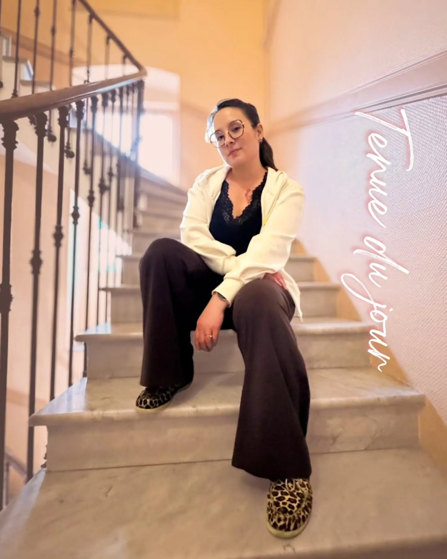 &Ccedil;a faisait un petit moment que je ne vous avais pas partag&eacute; de tenue du jour !

J'ai du racheter quelques pantalons, et je suis tomb&eacute;e amoureuse de ce bas Calzedonia ultra confortable 😍

Avec une paire de mocassins aux motifs l&