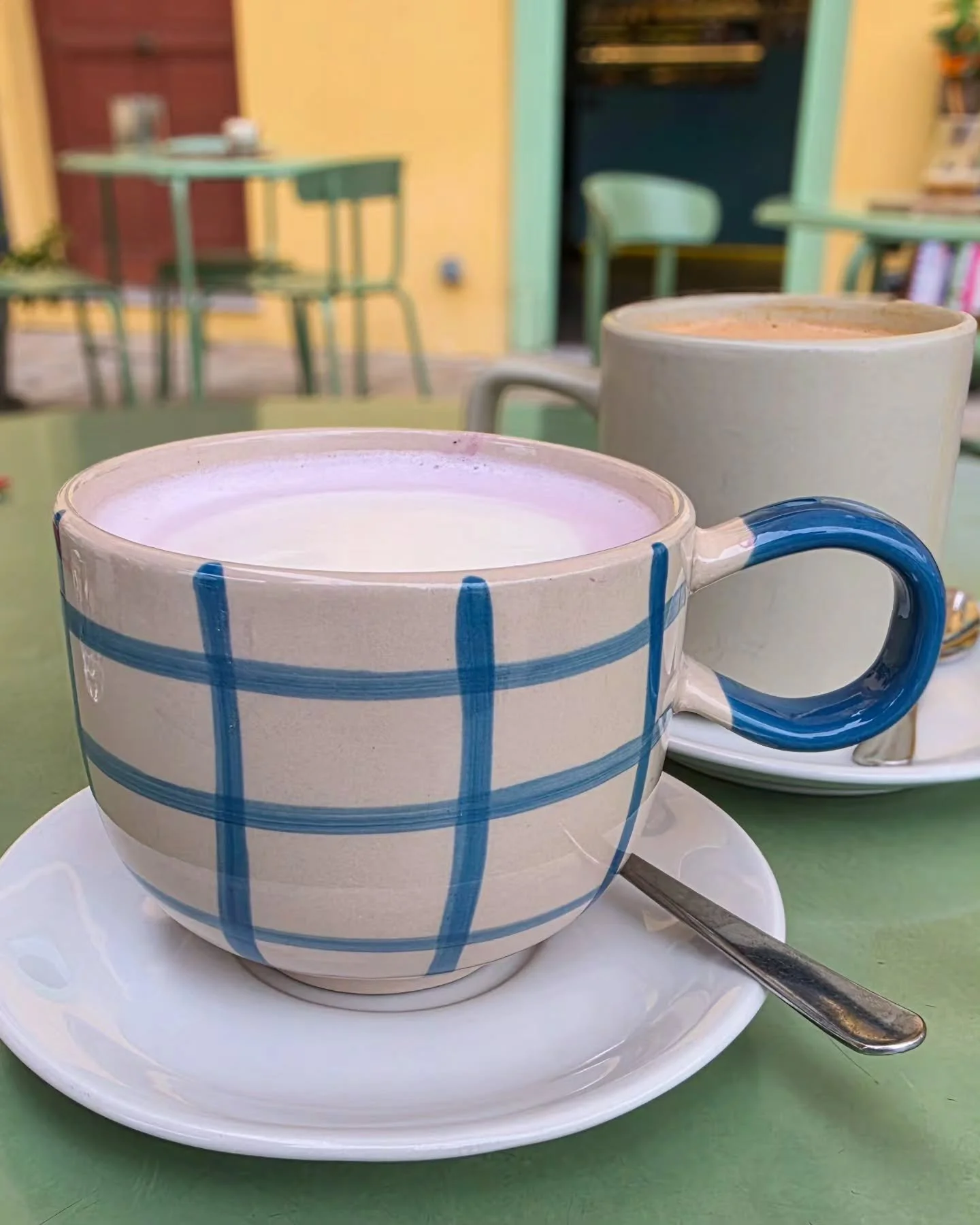 En ce moment, l'un de nos petits rituels avec Niko, c'est de promener Kitty puis de nous poser chez @corner.menton pour une pause douceur ☕️

De mon c&ocirc;t&eacute;, mon c&oelig;ur balance entre capuccino, ube latte ou encore le pistachio latte

Ni