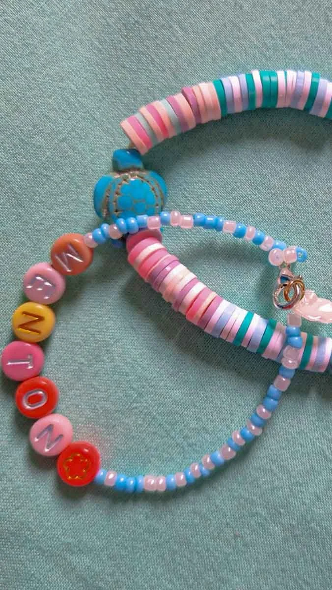 Art and craft-ateliers enfants 2023-Bracelets 03.jpg