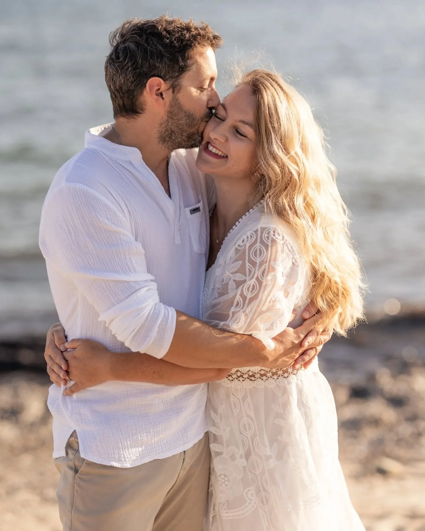 A little beach ceremony, wrapped in golden light and filled with real emotions. 🌅💛✨️

#weddingsardinia #weddingcagliari #weddingolbia #weddingcostasmeralda #fotografocagliari