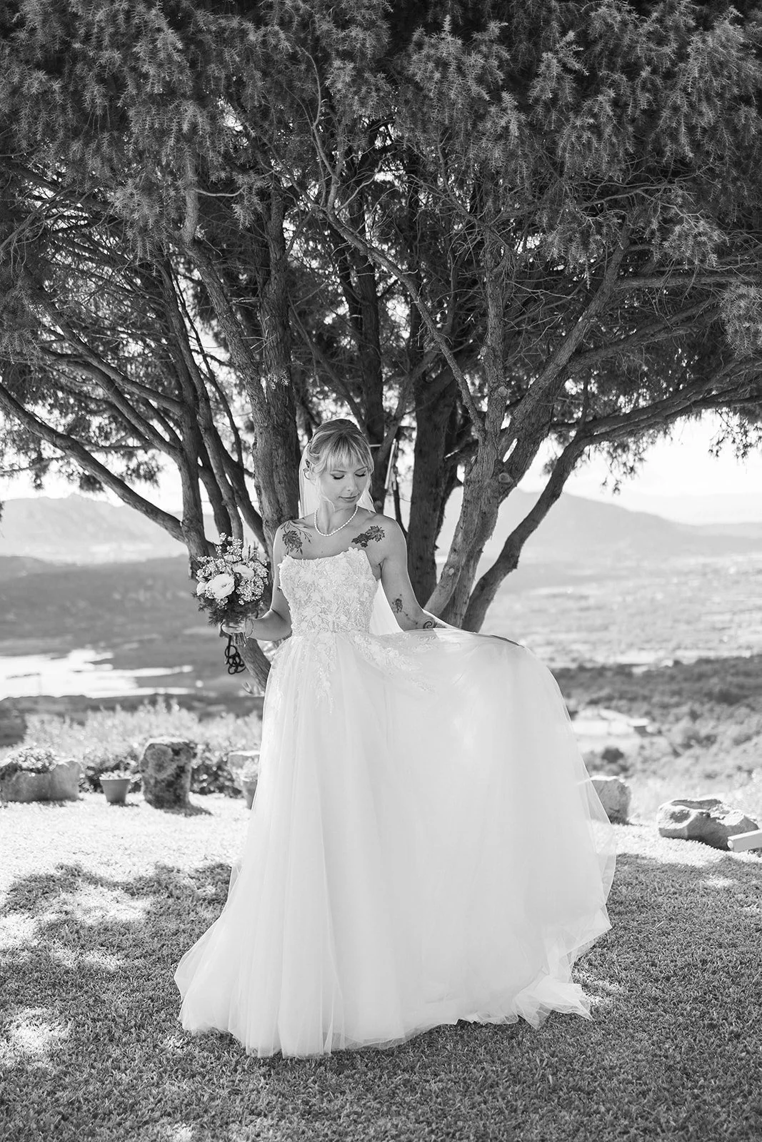 Wedding Photographer Sardinia, capturing love stories in Cagliari, Sassari, Olbia, Porto Cervo and along the Costa Smeralda, with timeless and authentic style. | Fotografo di matrimonio in Sardegna, disponibile a Cagliari, Sassari, Olbia, Porto Cervo