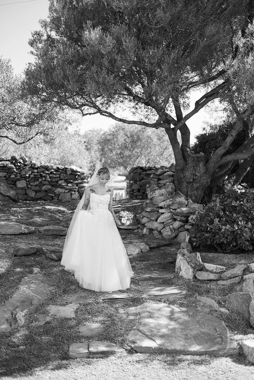 Wedding Photographer Sardinia, capturing love stories in Cagliari, Sassari, Olbia, Porto Cervo and along the Costa Smeralda, with timeless and authentic style. | Fotografo di matrimonio in Sardegna, disponibile a Cagliari, Sassari, Olbia, Porto Cervo