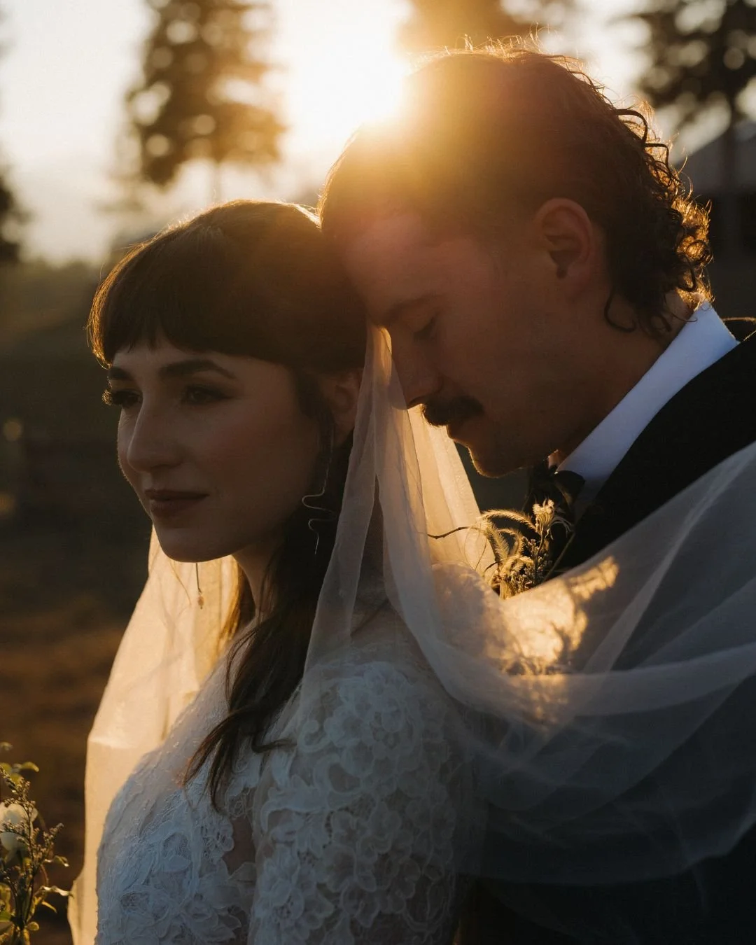 Fifteen minutes of golden hour portrait magic with E + H ✨ 

Venue: @oro_ranch_montana 
Photography: @ahlanibreephoto 
2nd shooter: @soleadaphotos 
Florals: @fieldfiveflowers