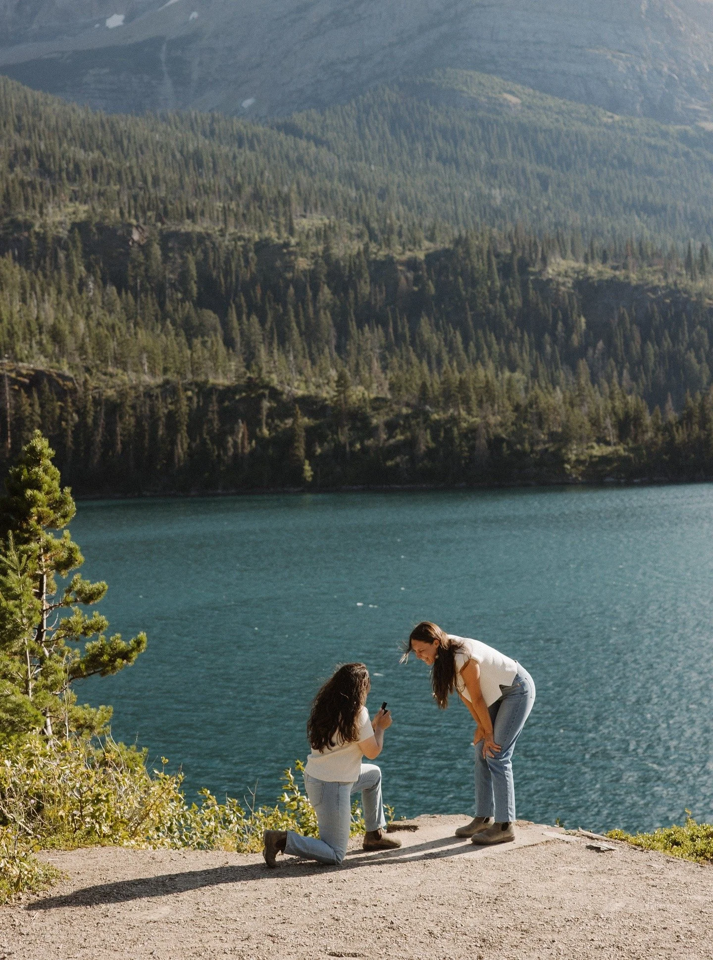 Proposals have my whole heart, 100% chance I'm crying behind my camera 🥹 I absolutely loved scheming with Jazmine to surprise Michaella on their trip to GNP last summer!

#glaciernationalpark #surpriseproposal #montanaweddingphotographer