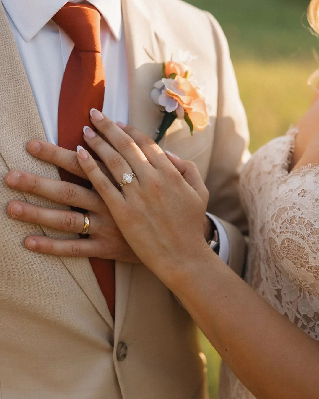 When cocktail hour + golden hour line up perfectly 🍯✨ Can't wait for more sun drenched afternoons like thissss

Venue: @creeksidemeadowsmt
Photography: @ahlanibreephoto
Planning: @spruceprojects
HMU: @montanas.muse_styling_
Catering: @savorandgrazem