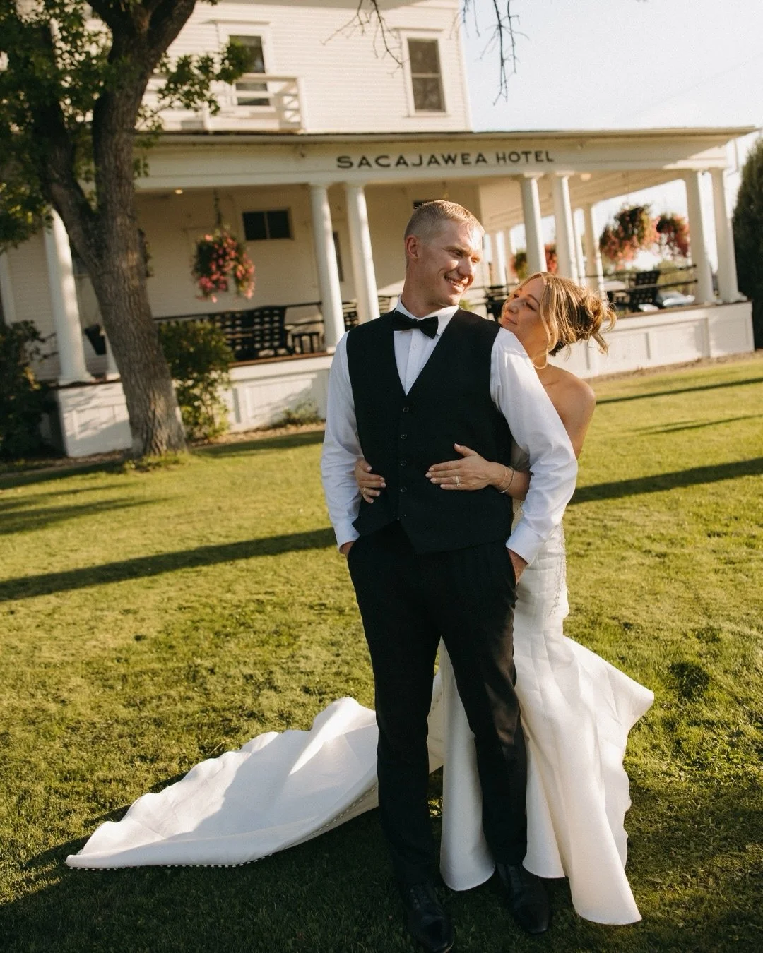 Capturing Lise &amp; Brad&rsquo;s beautiful wedding day at the @sacajaweahotel was a dream ✨

Vendors //
Photo: @ahlanibreephoto 
Videography: @eschermfilms 
Venue: @sacajaweahotel 
Planning: @kellyannevents 
Florals: @indigo.violet.floral 
HMUA: @em