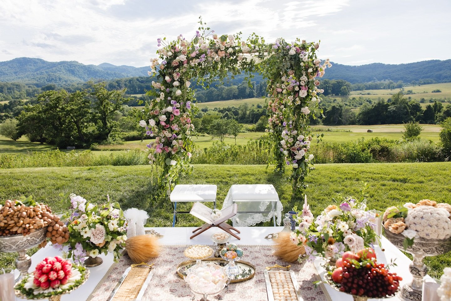 What's a better way to bring your cultures together than by putting them both center stage? Sofreh + Chuppah = match made in heaven 

Creative Team
	⁃	Planning &amp; Design @amoreeventsco 
	⁃	Venue @pippinhillfarm 
	⁃	Photographer @maddiekayephoto 
	