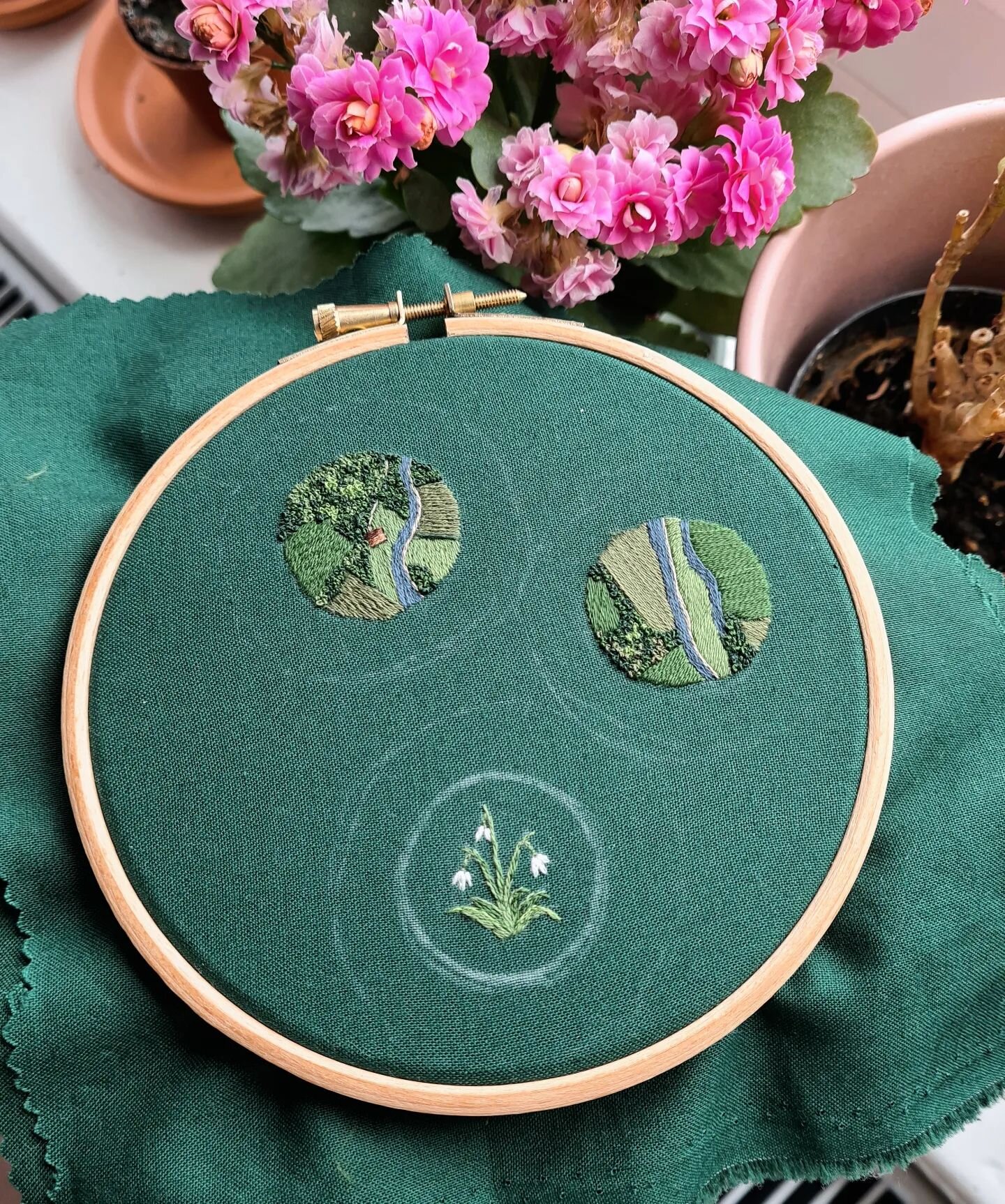🎙 testing testing 👀
.
.
#aeriallandscapeembroidery #aerialembroidery #landscapeembroidery #embroidery #handmadewithlove #loveembroiderymag #dmcthreads #dmcembroidery #satinstitch #frenchknots #cottagecore #modernembroidery #countryside #cotswolds #