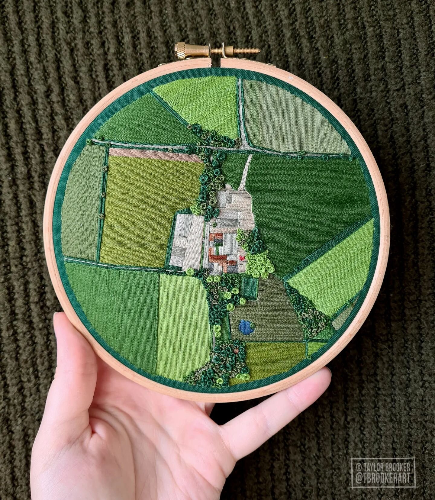 An embroidered wedding venue commission from last year 🌱💒 Commission info is on my website if you'd like something similar! www.tbrookerart.co.uk 
.
.
#aeriallandscapeembroidery #aerialembroidery #embroidery #landscape #wedding #weddinginspiration 