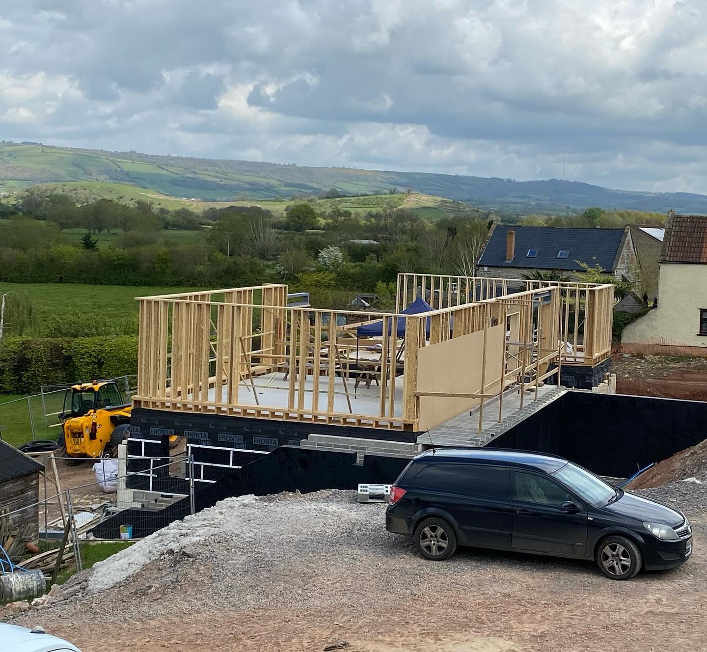Good progress on site at the edge of the Somerset Levels, with @rural_office.

Excellent training for eagle-eyed-Jing to come along to the site visits and check that they&rsquo;ve built everything in accordance with her design.