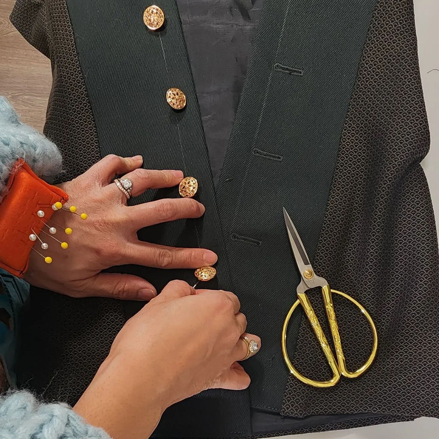 I've got tailor hands ✋️ 
Currently making a replica suit for a House of the Dragon fan.

#buttonholes #slowfashion
#slowfashionstyle #localtailor #suitmaking #aegontargaryen #aegoncosplay #aegontargaryencosplay #bespoke #1of1clothing #1of1 #regentpa