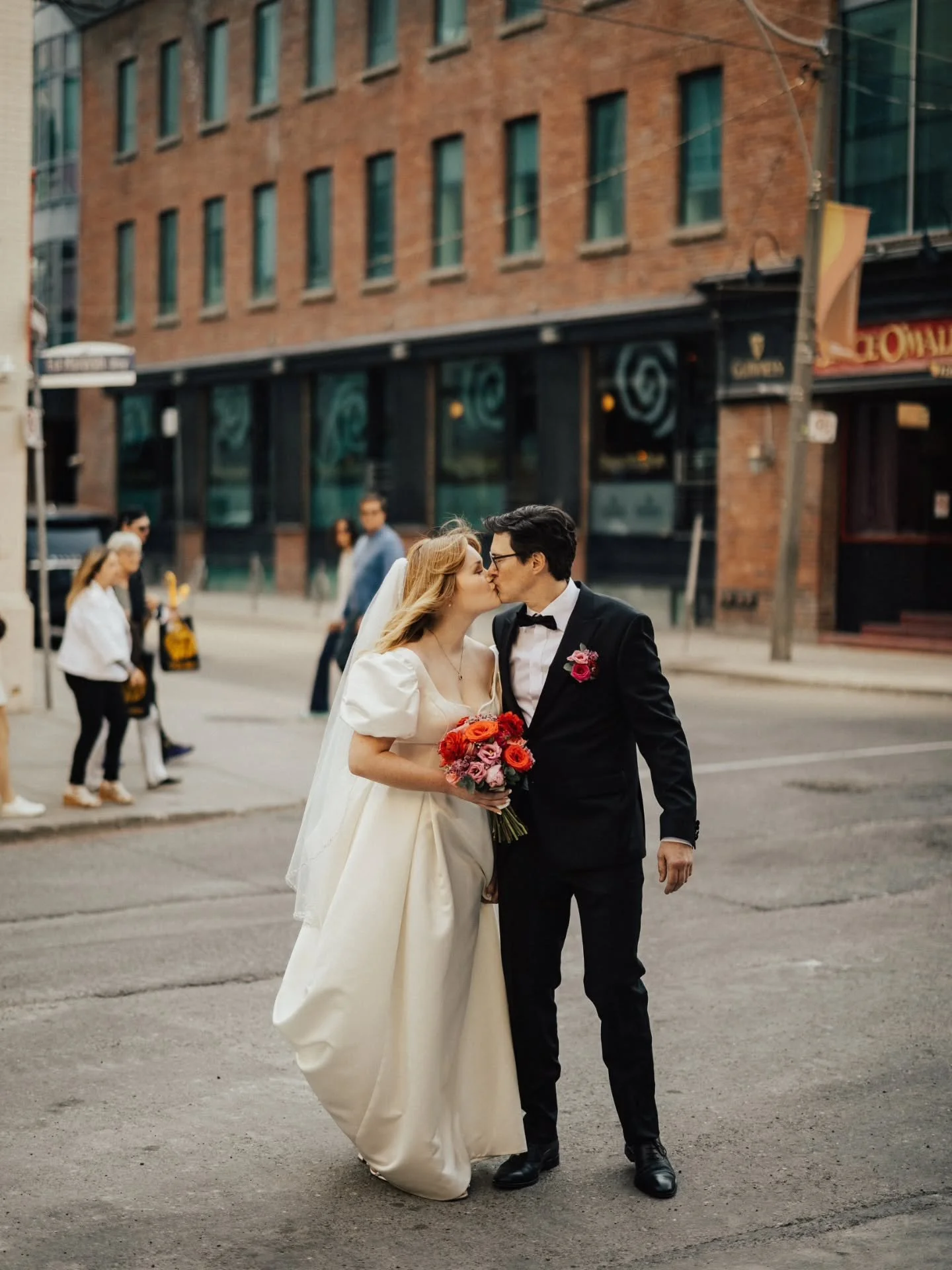 Now the dress transforms to suit all kinds of moods 😌 thank you @maddiepincombe for sharing your big day with us!

We designed some easily removable sleeves for this classic wedding gown, to give it a more romantic princess daytime look! The simple 