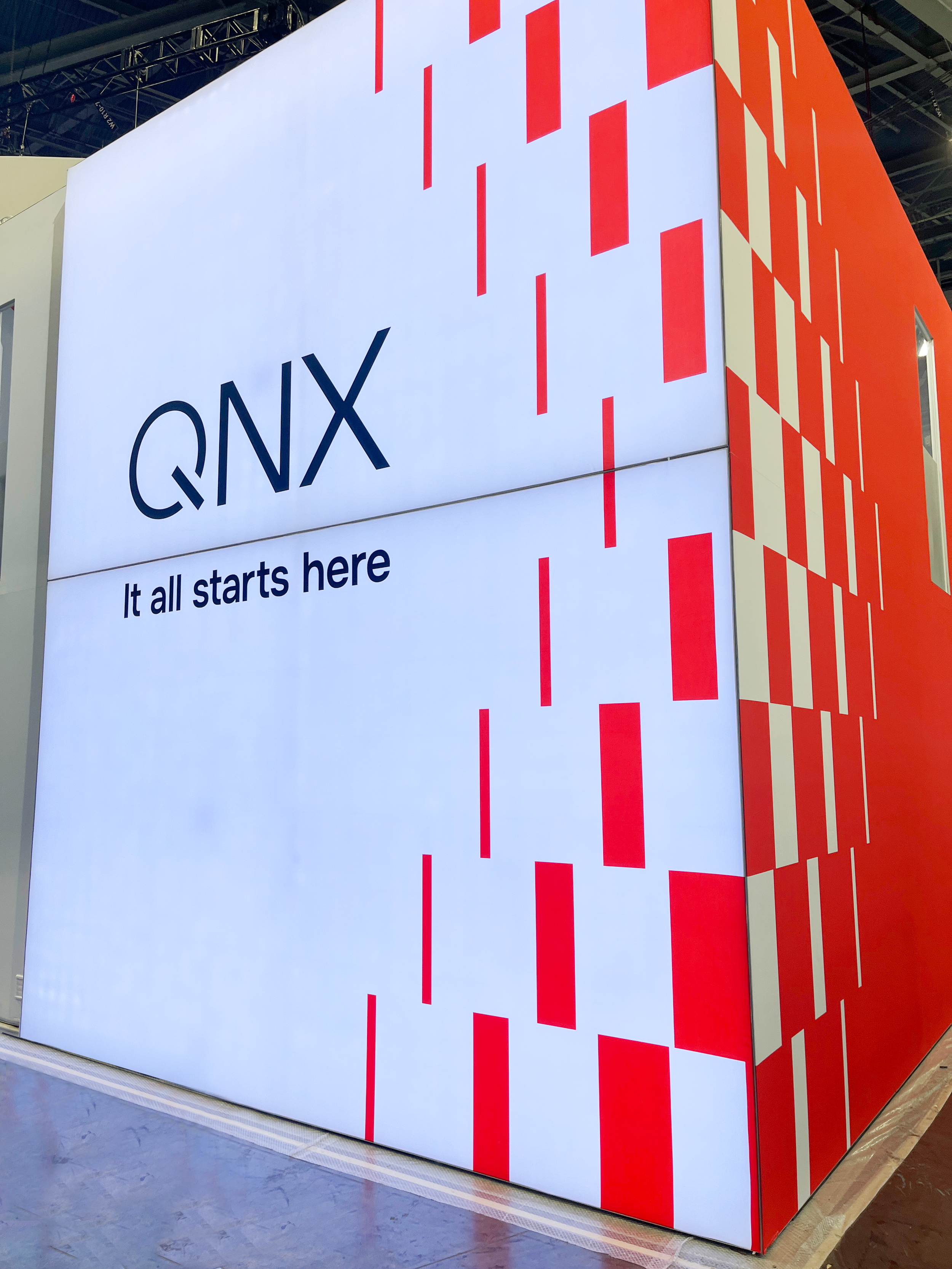 QNX-tradeshow-backlit-seg-lightbox-freestanding-wall.png