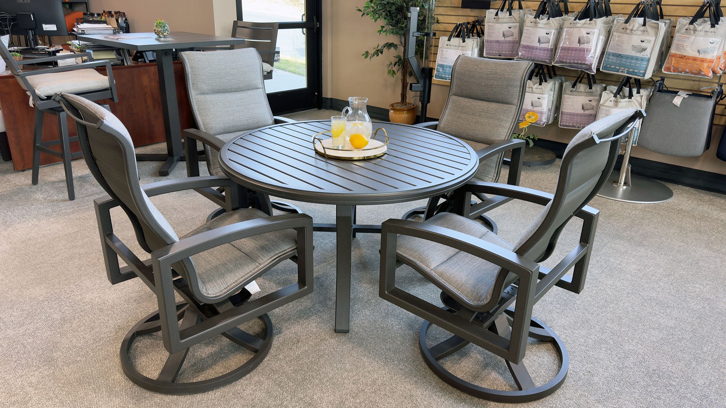 Tropitone | Lakeside Padded Sling/Banchetto Dining Set 1