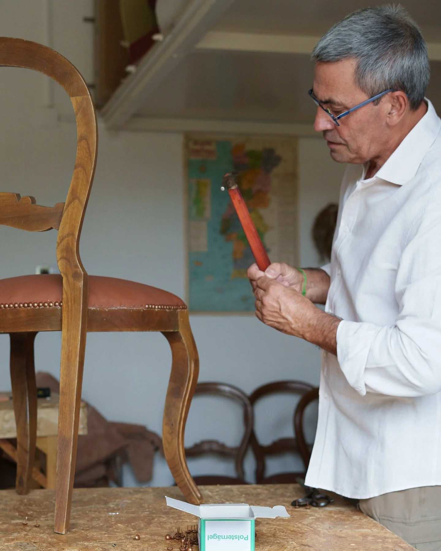 A timeless classic, upholstery nails on a leather chair.

Um cl&aacute;ssico que n&atilde;o passa de moda. Cadeiras em pele com prego antigo.

@estofo.real

#craftsman #upholsterer #master #craftsmanship
#interiors #upholstery #reupholstery #workshop