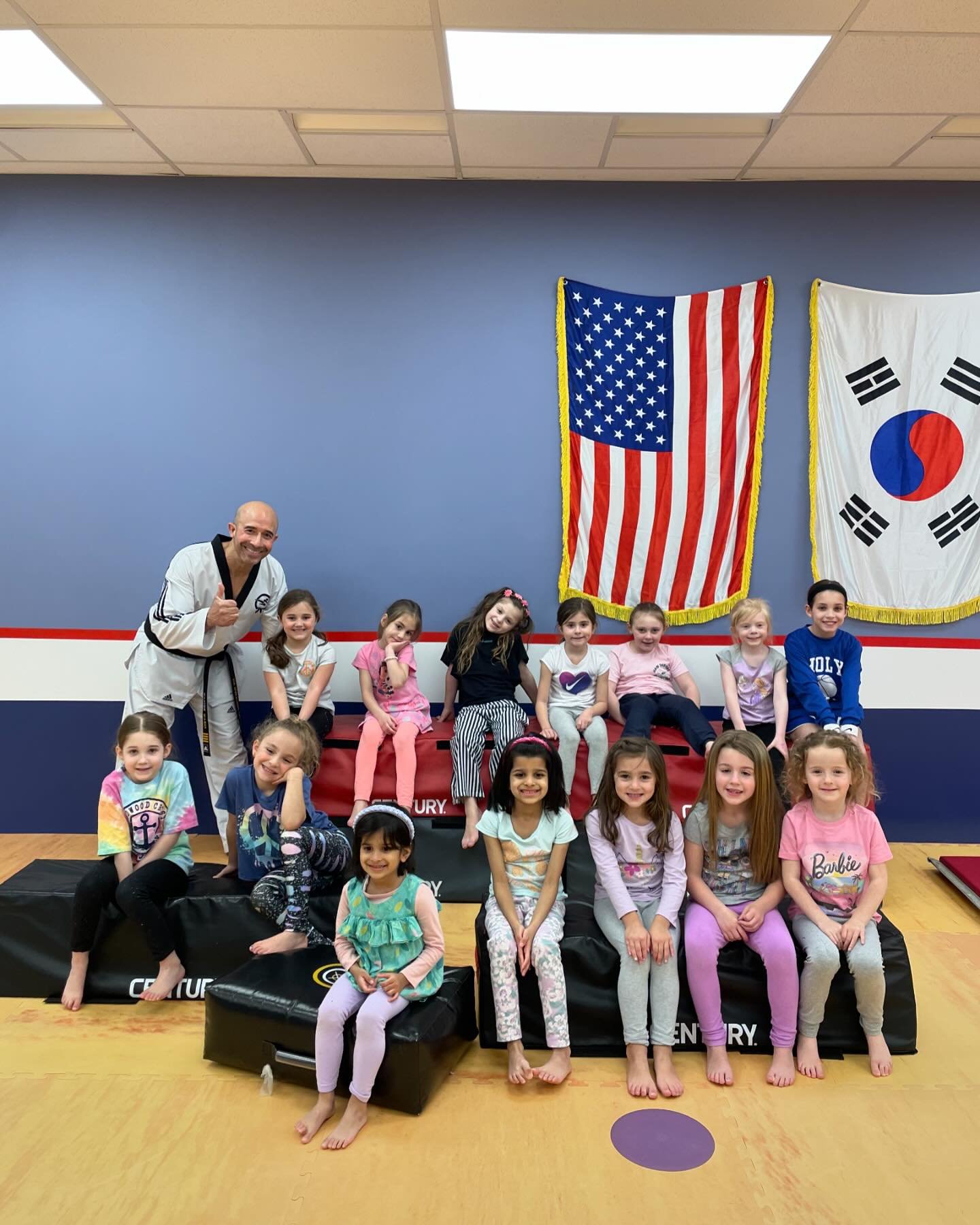 We had a lot of fun with local Girl Scout Troop 01179 this past weekend! Supporting our local community and sharing our passion Taekwondo means so much to us. Thank you all for coming to visit! 

#taekwondo #martialarts #girlscouts #community #giveba
