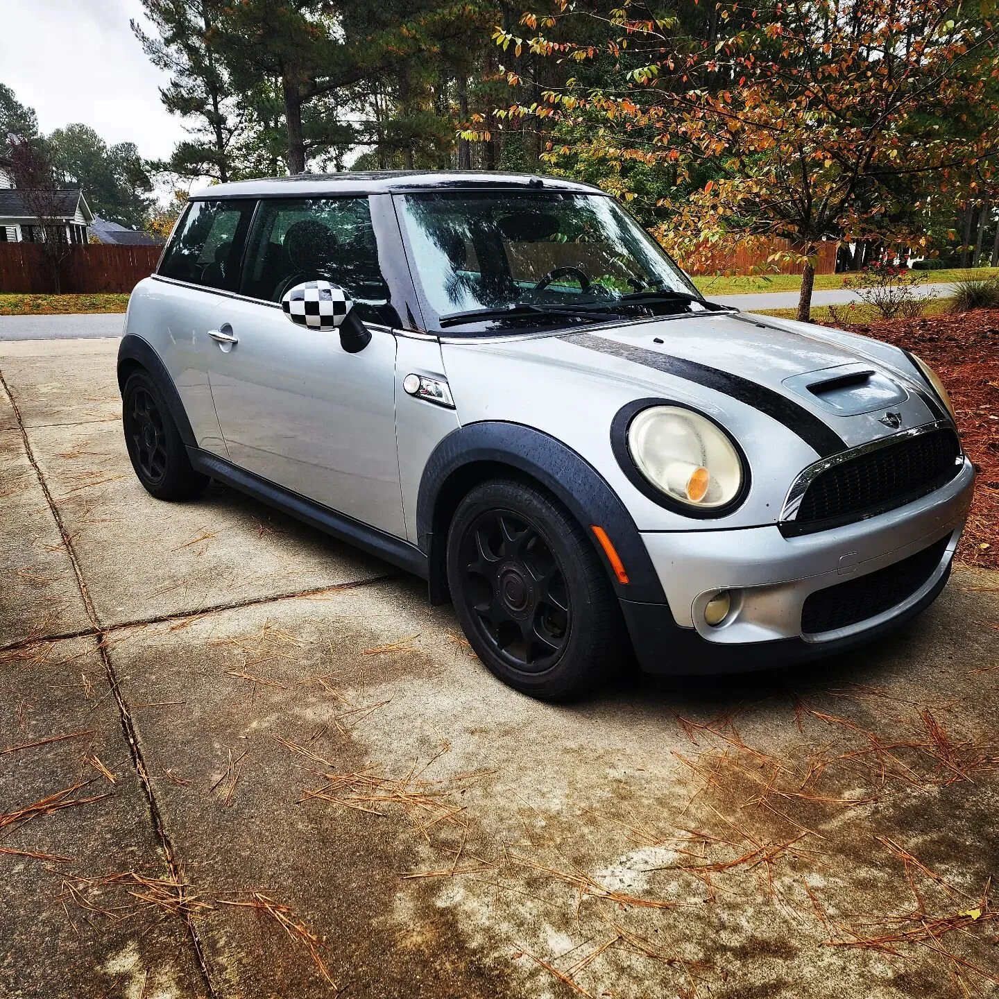 Newest addition to the fleet. Have some plans for it in the future but right now it's just the commuter.

#mini #minicooper #minicoopers #minicoopersr56