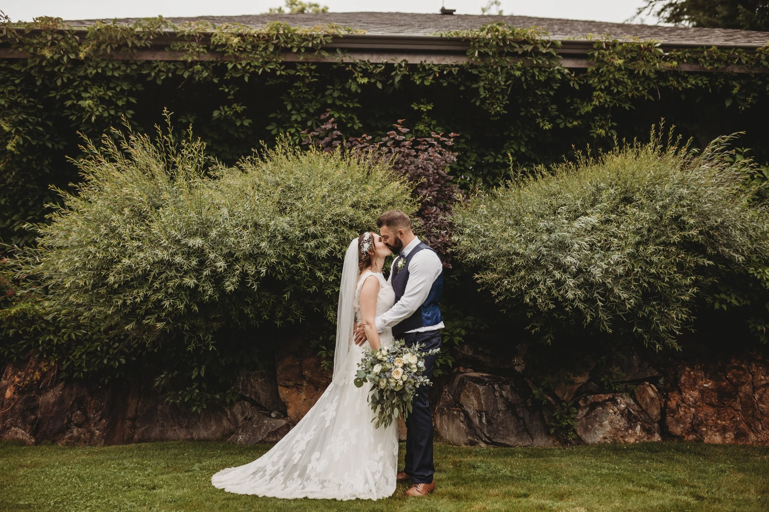 MomentsbyCailey_ShuswapLakeWeddingPhotographer_0074.jpg