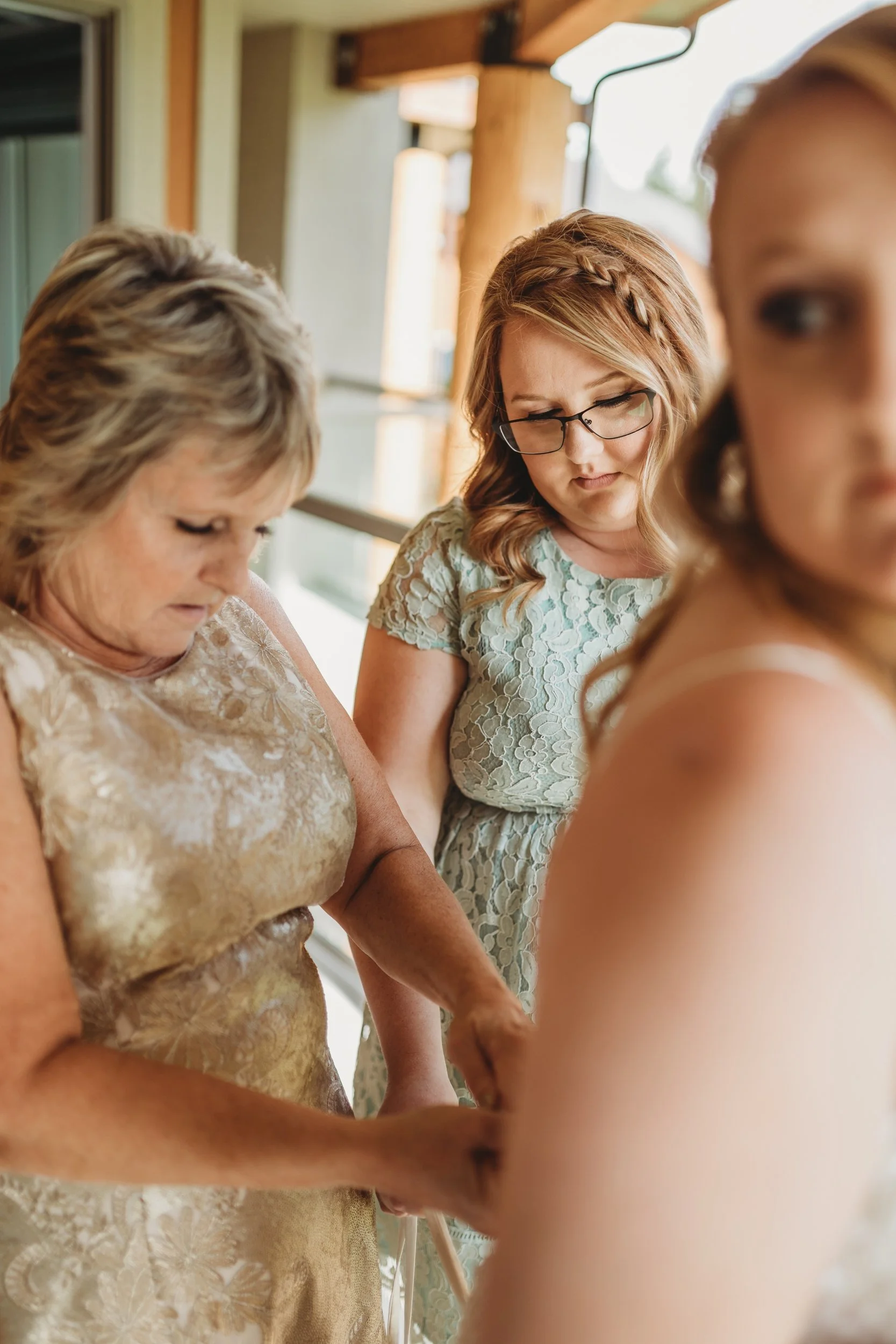 MomentsbyCailey_LittleShuswapLakeWedding_0012.jpg