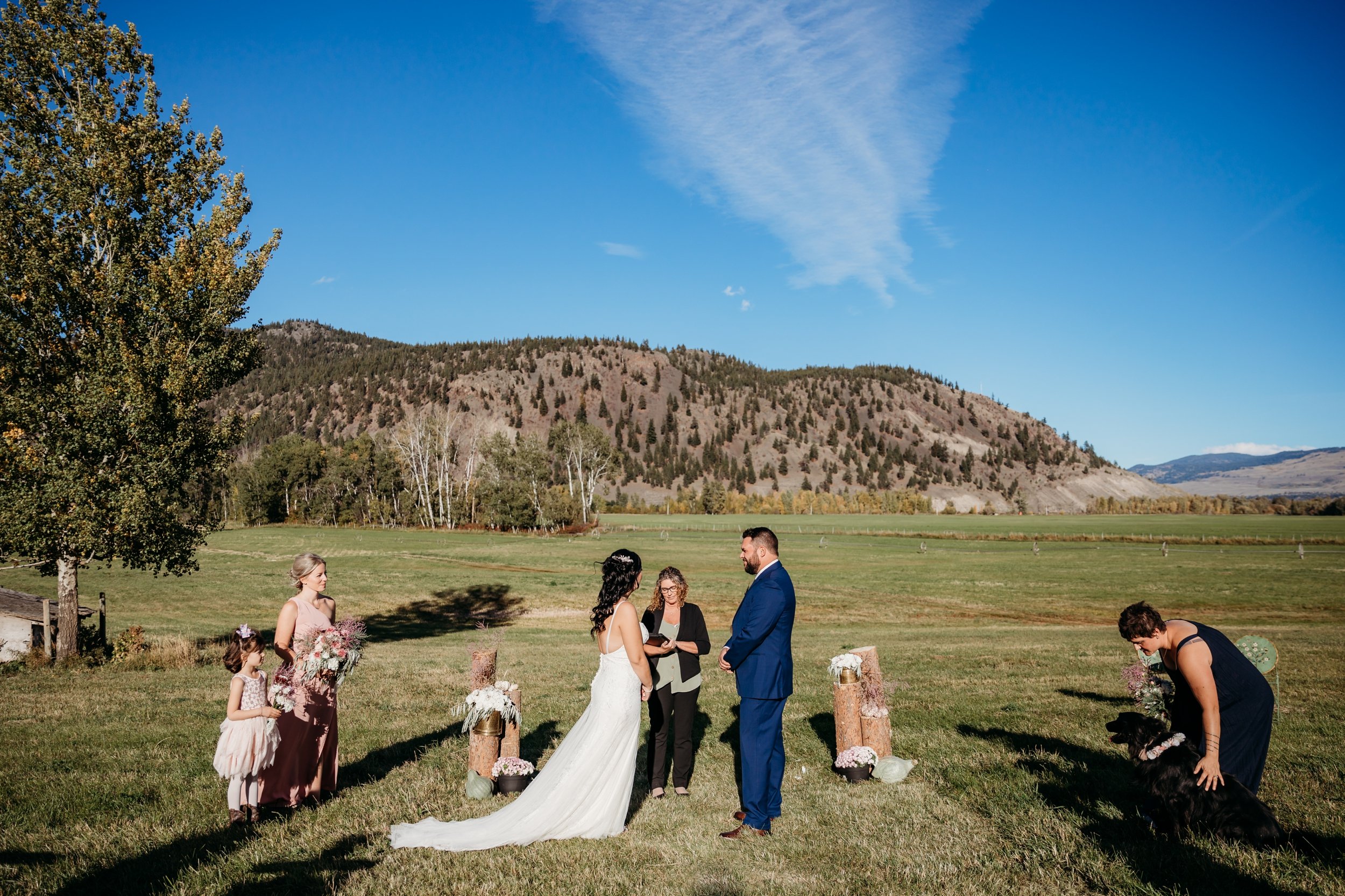 MomentsbyCaileyKamloopsWeddingPhotographer_MerrittBackyardWedding_0031.jpg