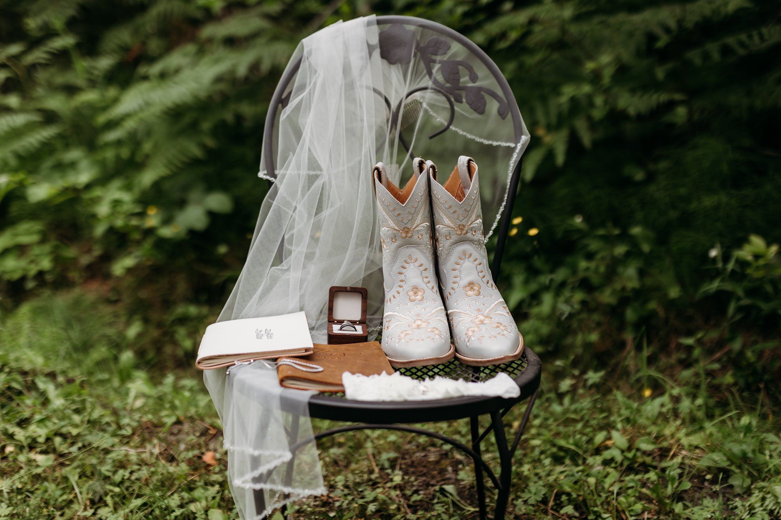 MomentsbyCaileyKamloopsWeddingPhotographer_SpringLittleCreekRanchWedding_0002.jpg