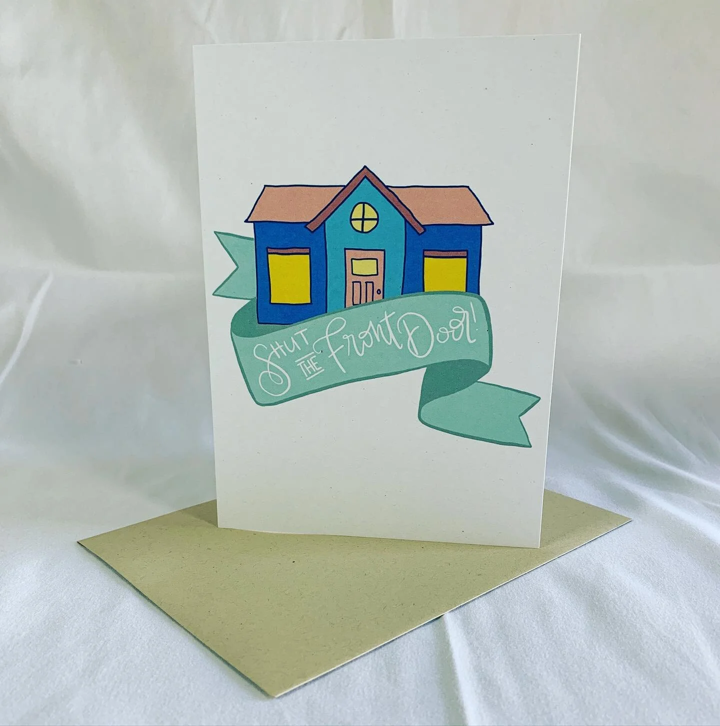 Housewarming card! Goes great with a plant. Or a can opener. Depends on the friend
.
.
.
#housewarming #homesweethome #housewarmingparty #handlettering #greetingcard #etsylisting #shopsmall #handletteringlove #shutthefrontdoor