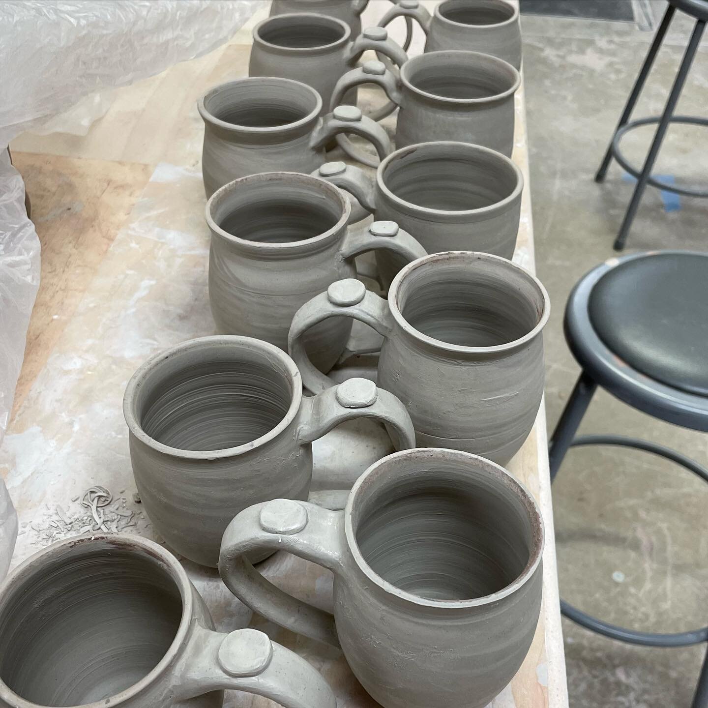 More mugs just made it to the bisque firing today, I really need to get these things glazed&hellip; Getting excited for April markets and Mother&rsquo;s Day sales!  More info to follow, stay tuned.
#mugshotmonday #mugs #clay #ceramics #pottery #art #