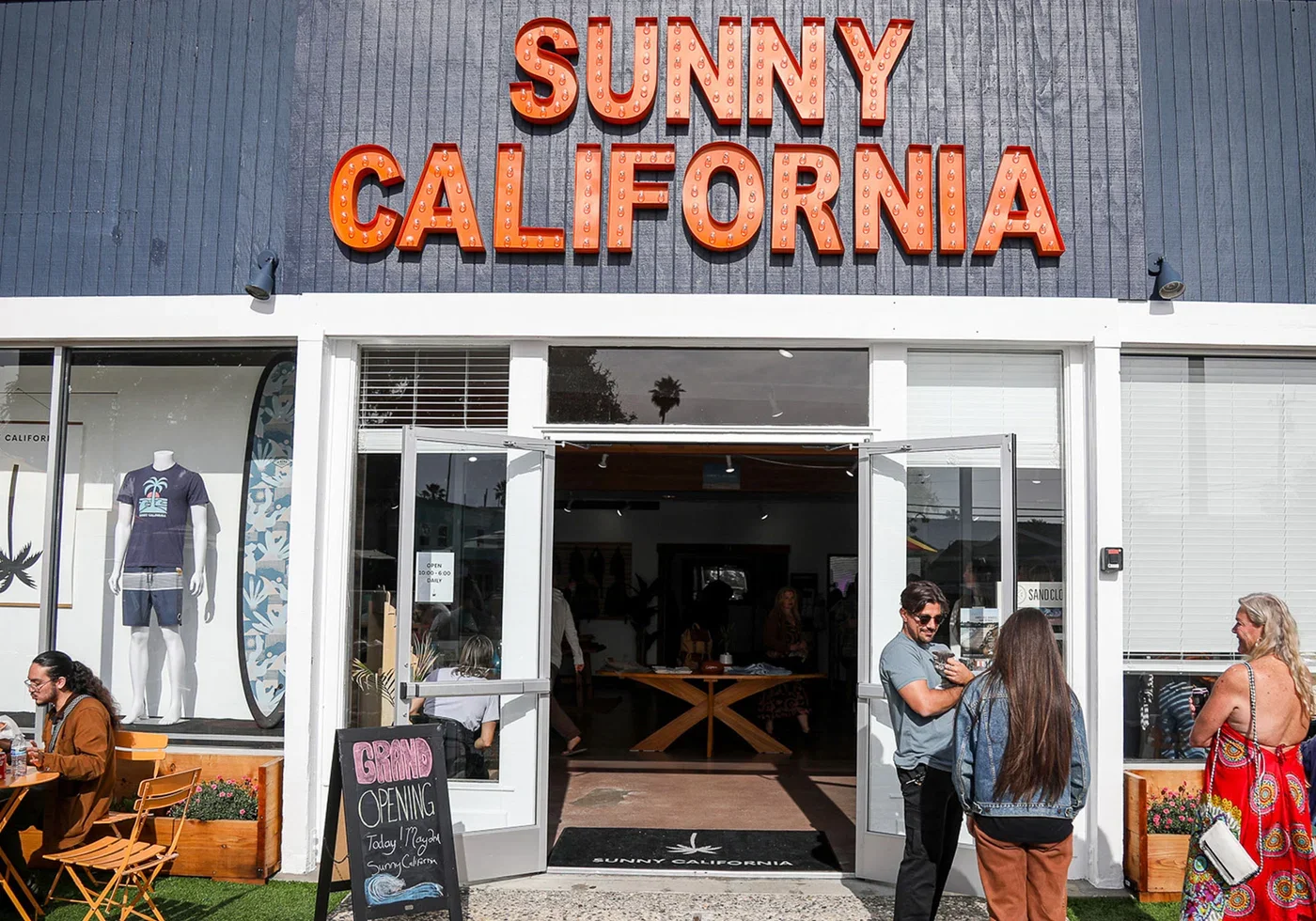Frontage of Suny California Surfshop in Santa Cruz