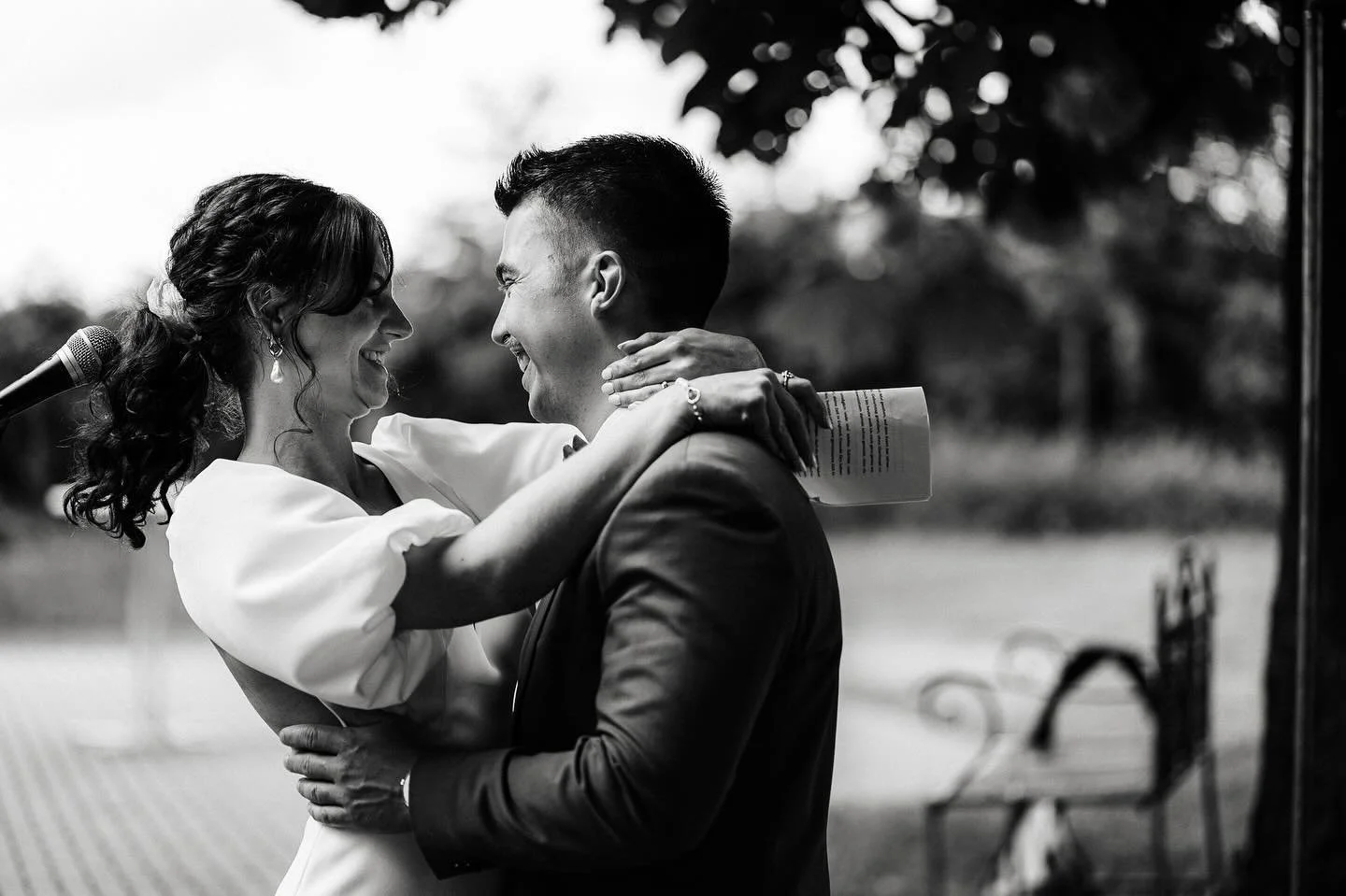 Freie Trauung bei traumhaftem Wetter vor der @schlossscheunetraustadt

#hochzeitsfotograf #hochzeitsfotografie #hochzeit #wedding #hochzeitsfotografnuernberg #hochzeitsreportage #realweddings #hochzeitsbilder #justmarried #trauung #brautpaar #freietr